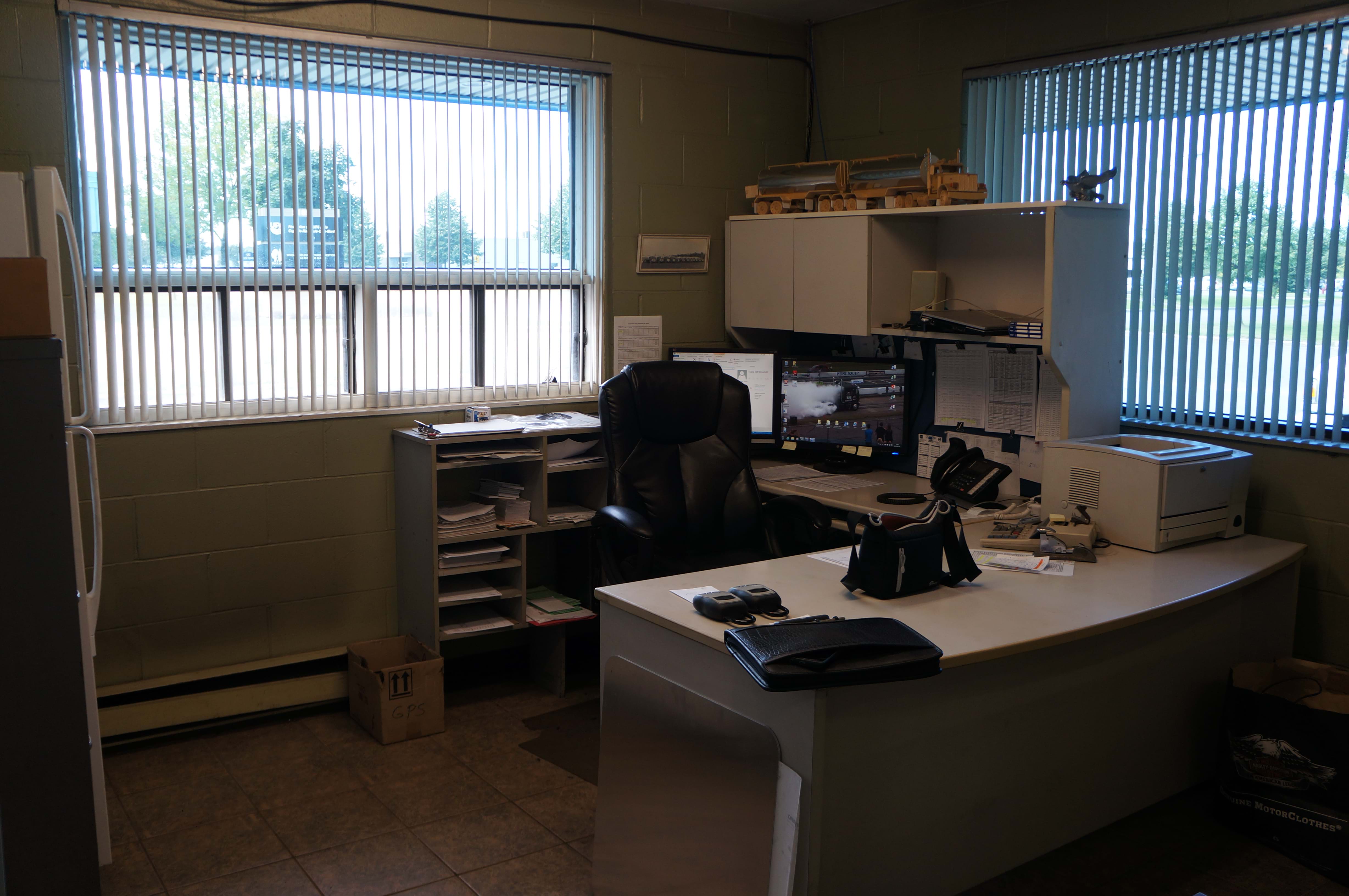 Bureau de travail style industriel à Québec