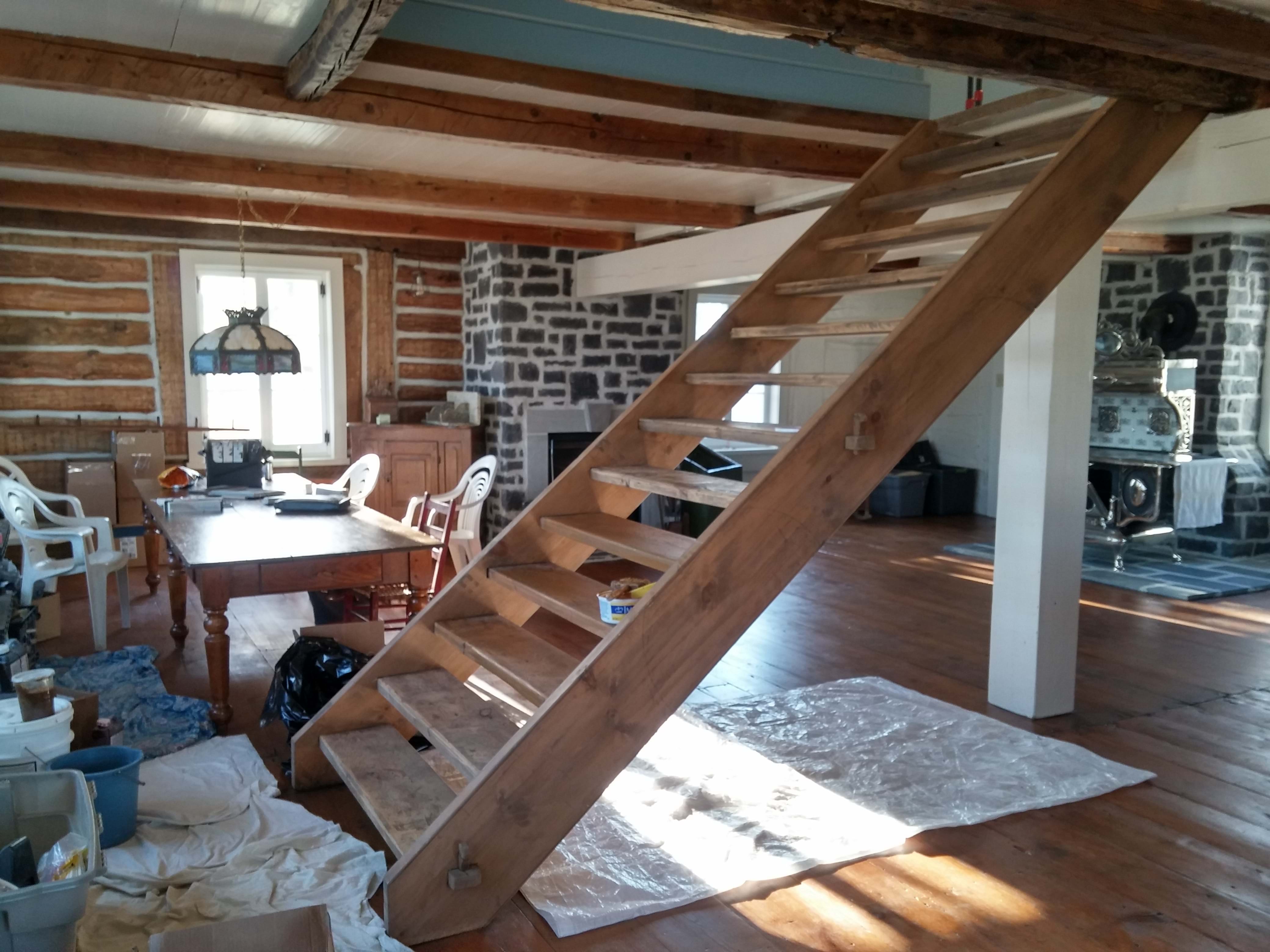 Escalier de meunier à Lavaltrie dans un ancien magasin général de 1790.