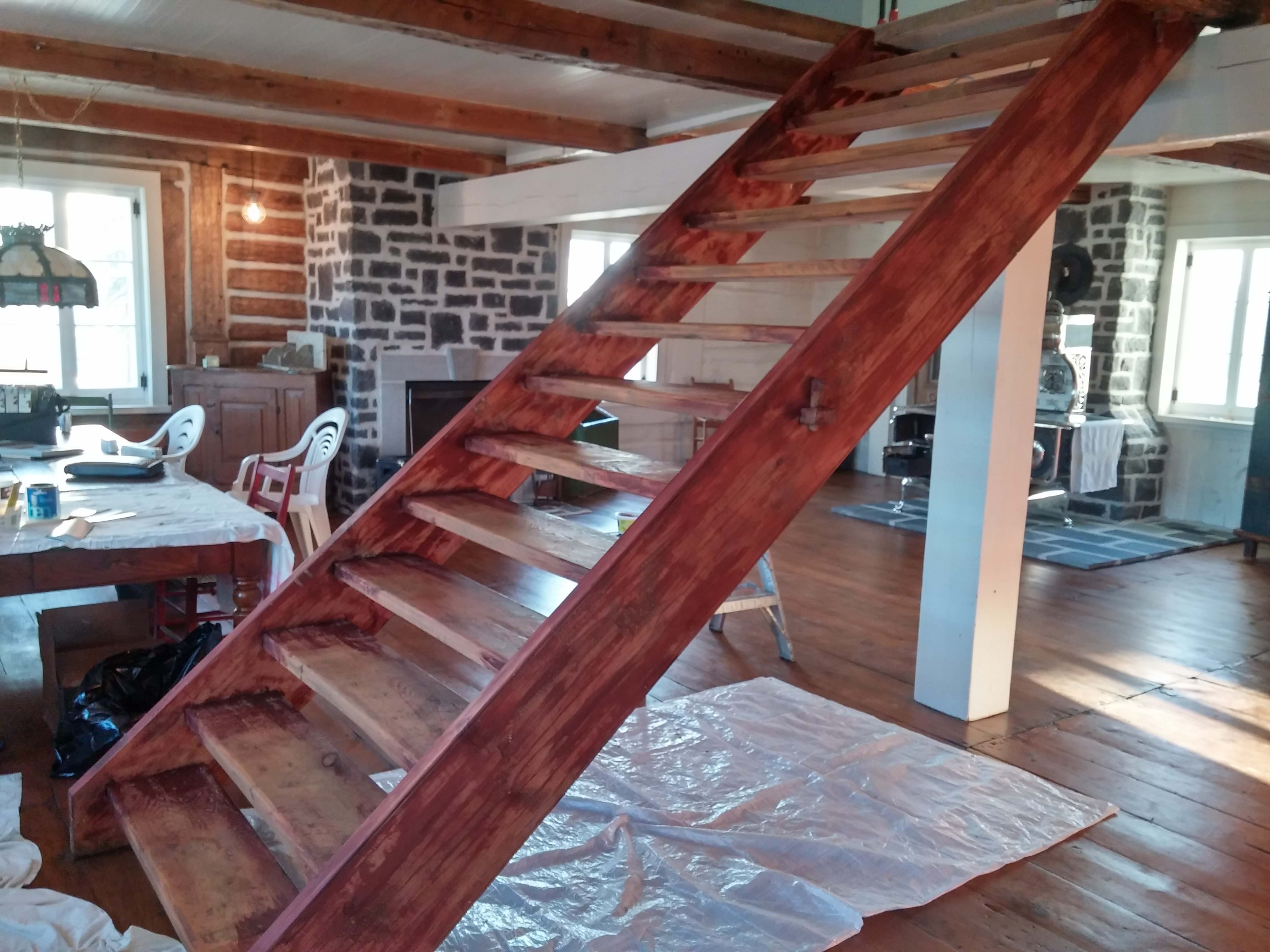 Escalier de meunier à Lavaltrie dans un ancien magasin général de 1790.