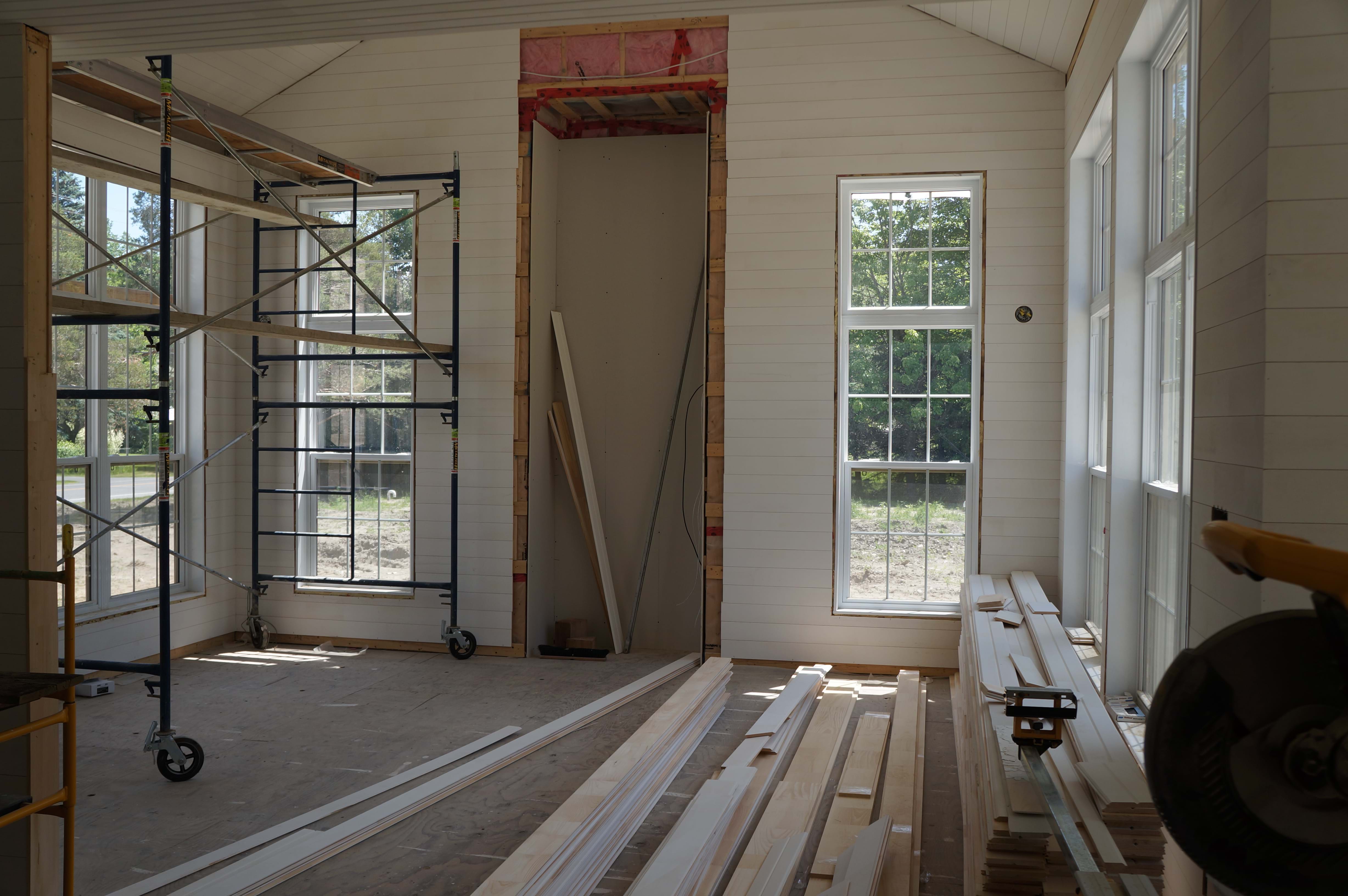 Salle familiale avec plafond cathédrale et foyer de pierre taillées.