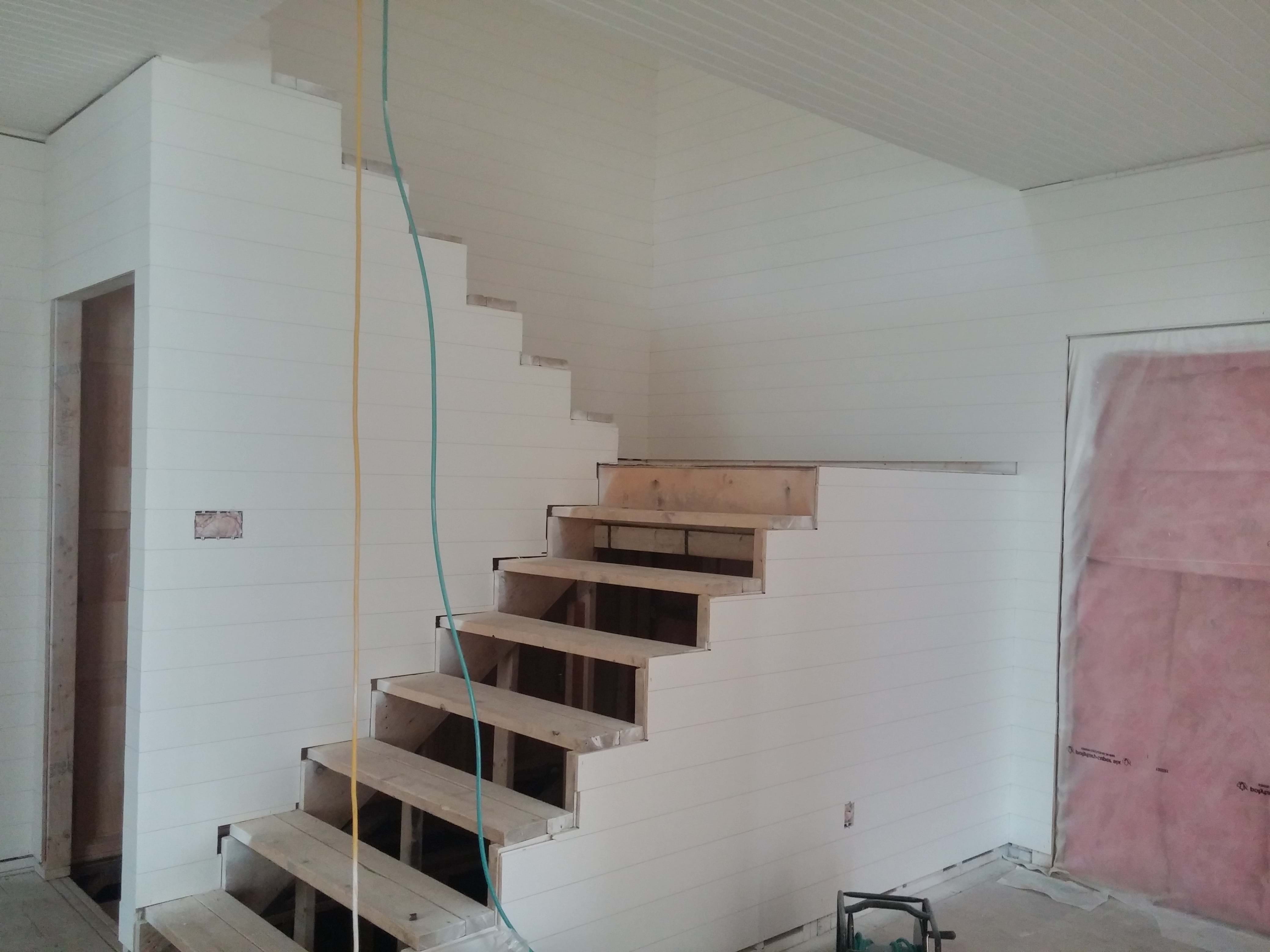 Escalier principal blanc et chêne antiqué