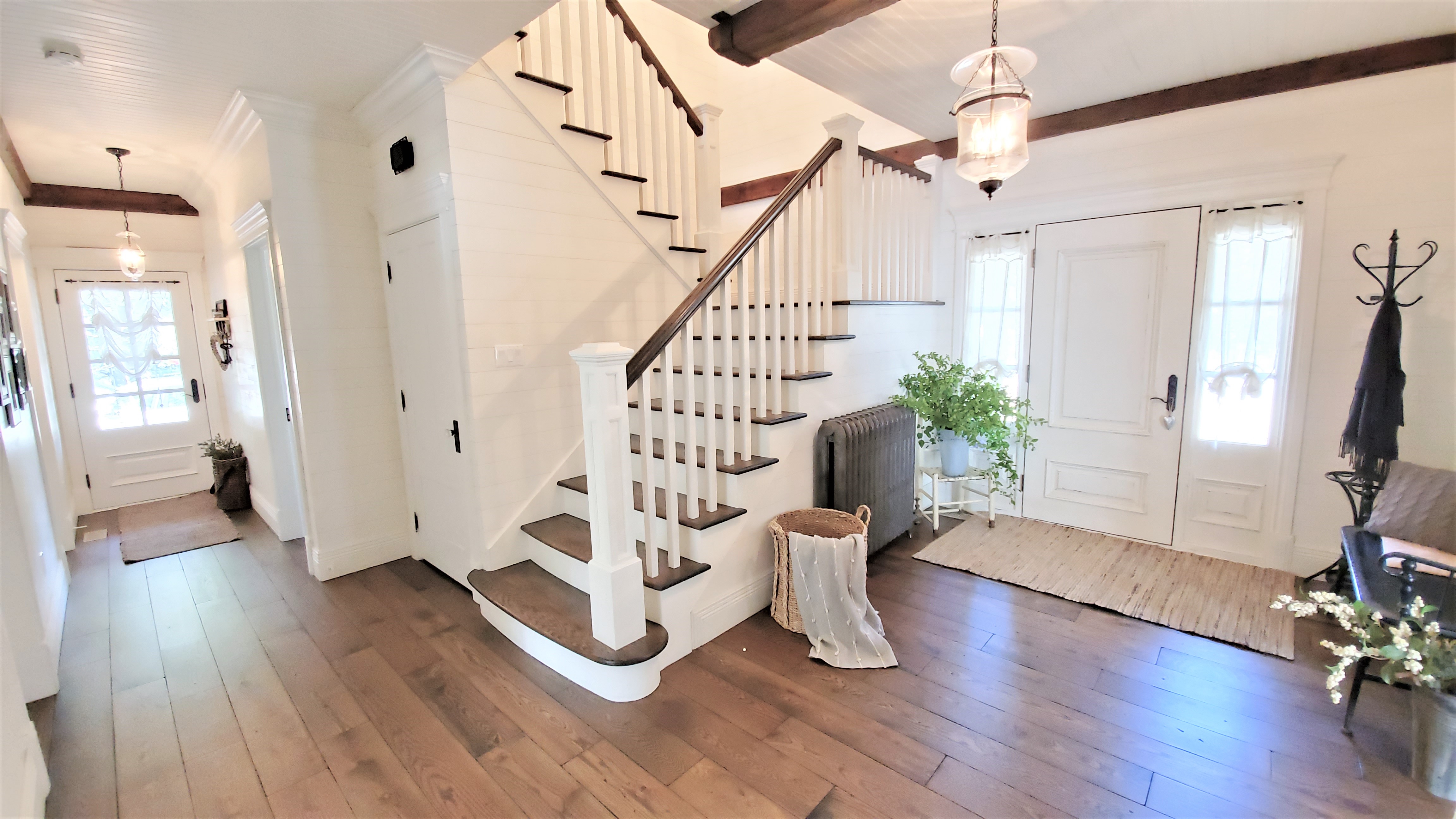 Escalier principal blanc et chêne antiqué