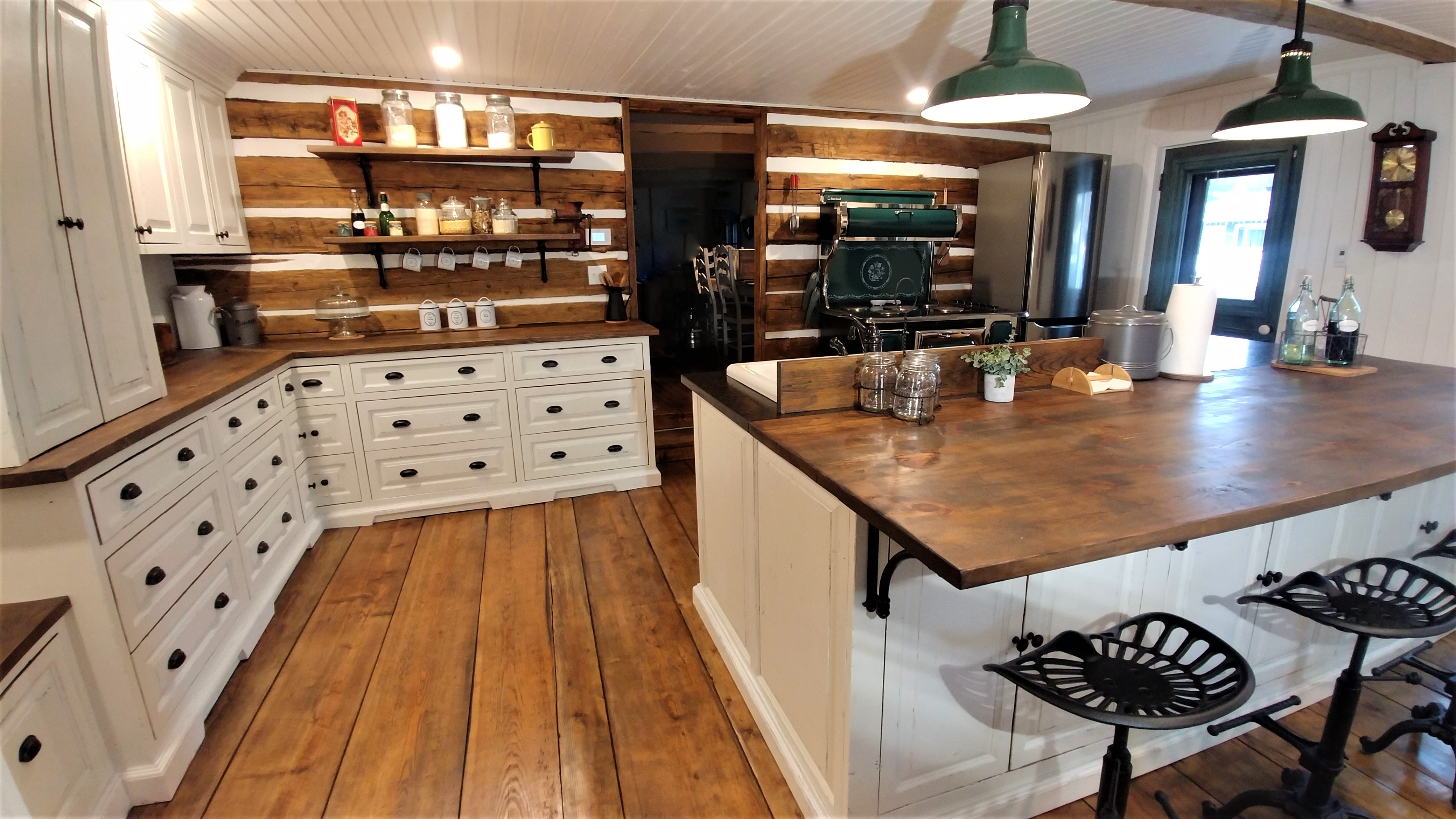 Cuisine blanc antique à Sainte-Adèle