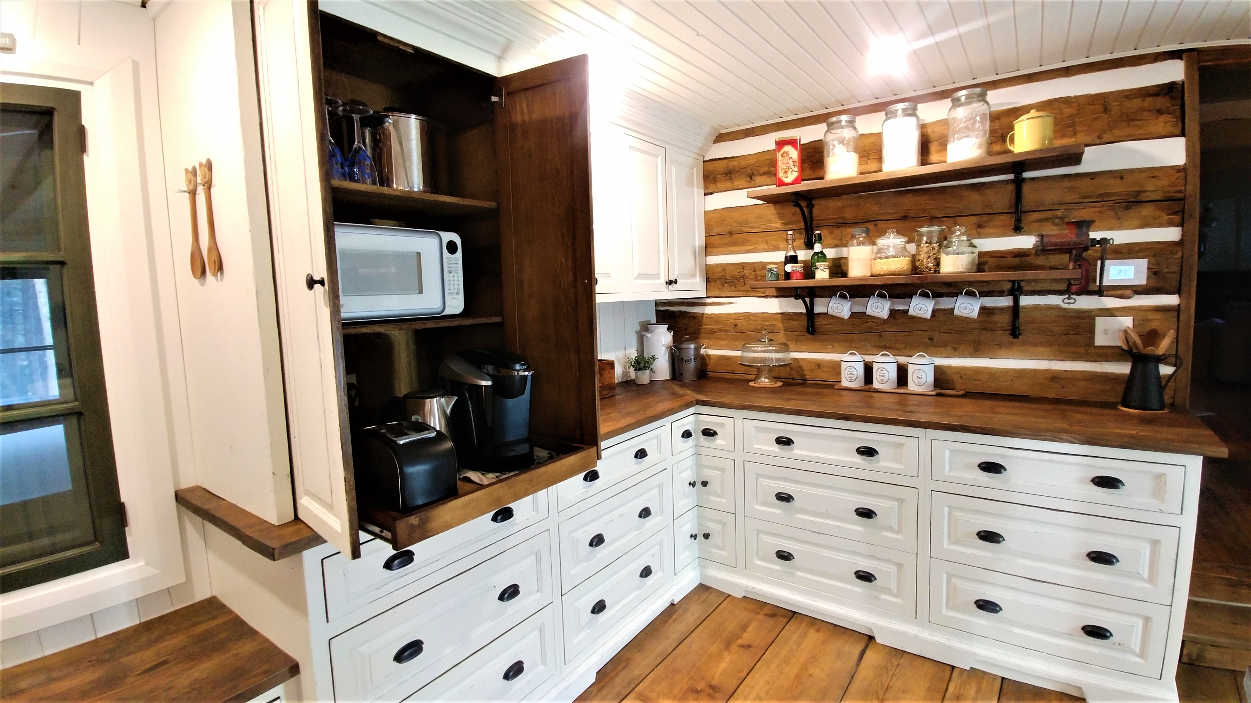 Cuisine blanc antique à Sainte-Adèle