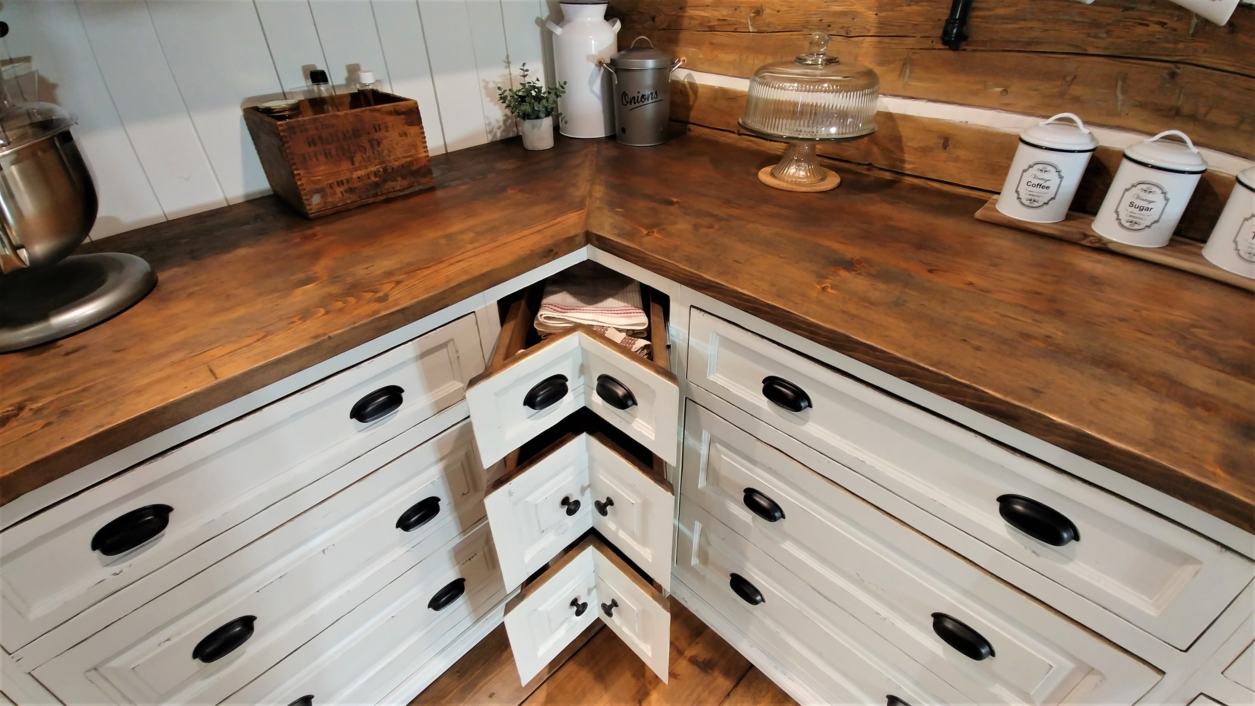 Cuisine blanc antique à Sainte-Adèle