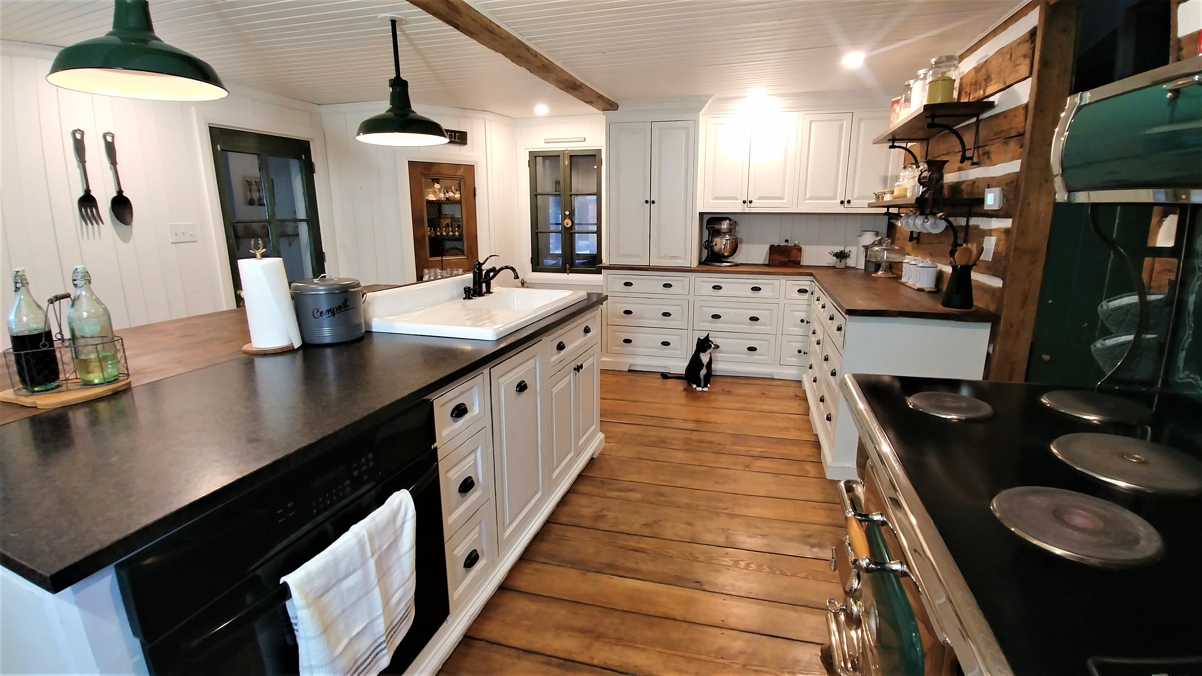 Cuisine blanc antique à Sainte-Adèle