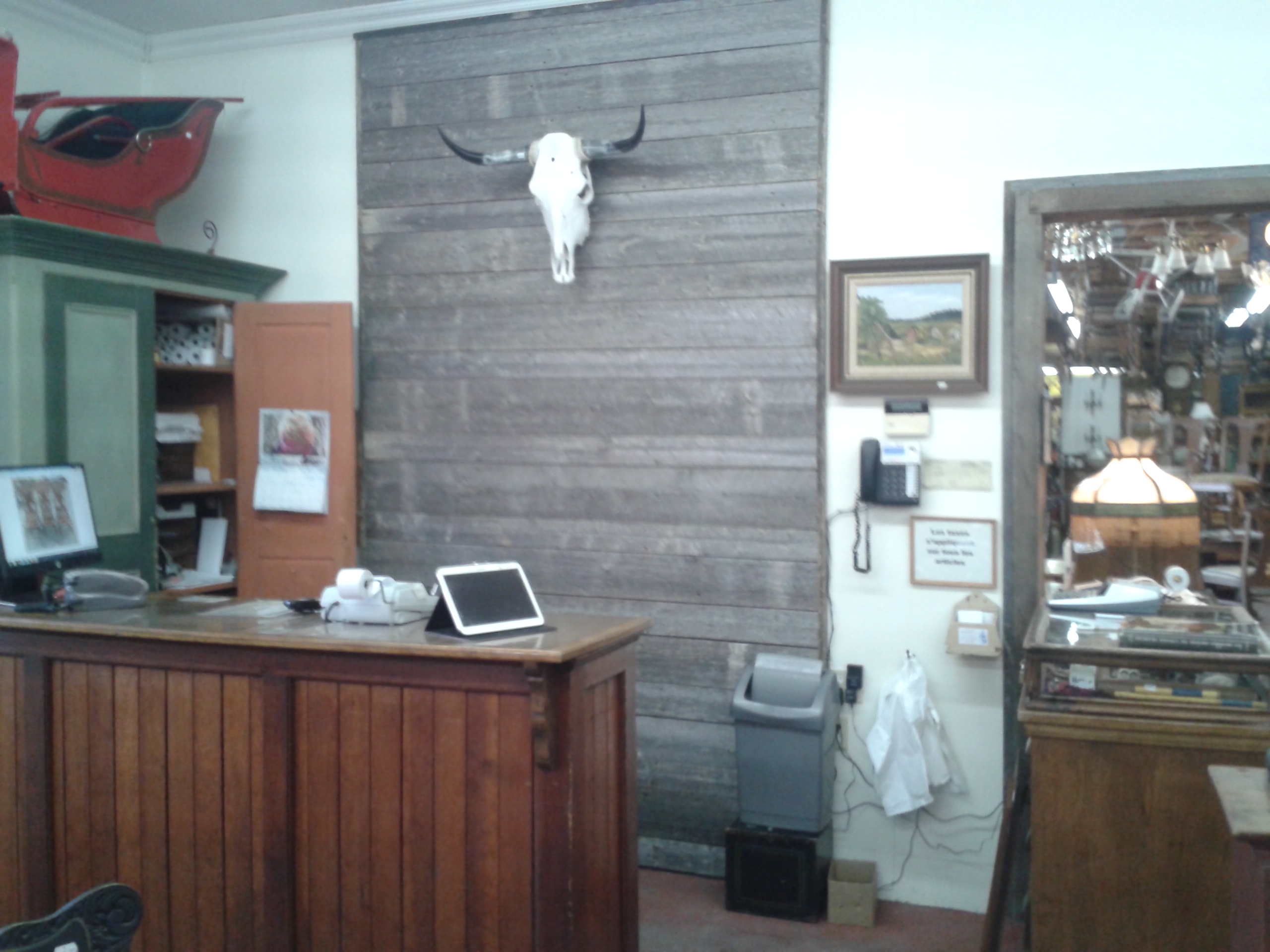 Comptoir de vente chez Antiquité Michel Prince