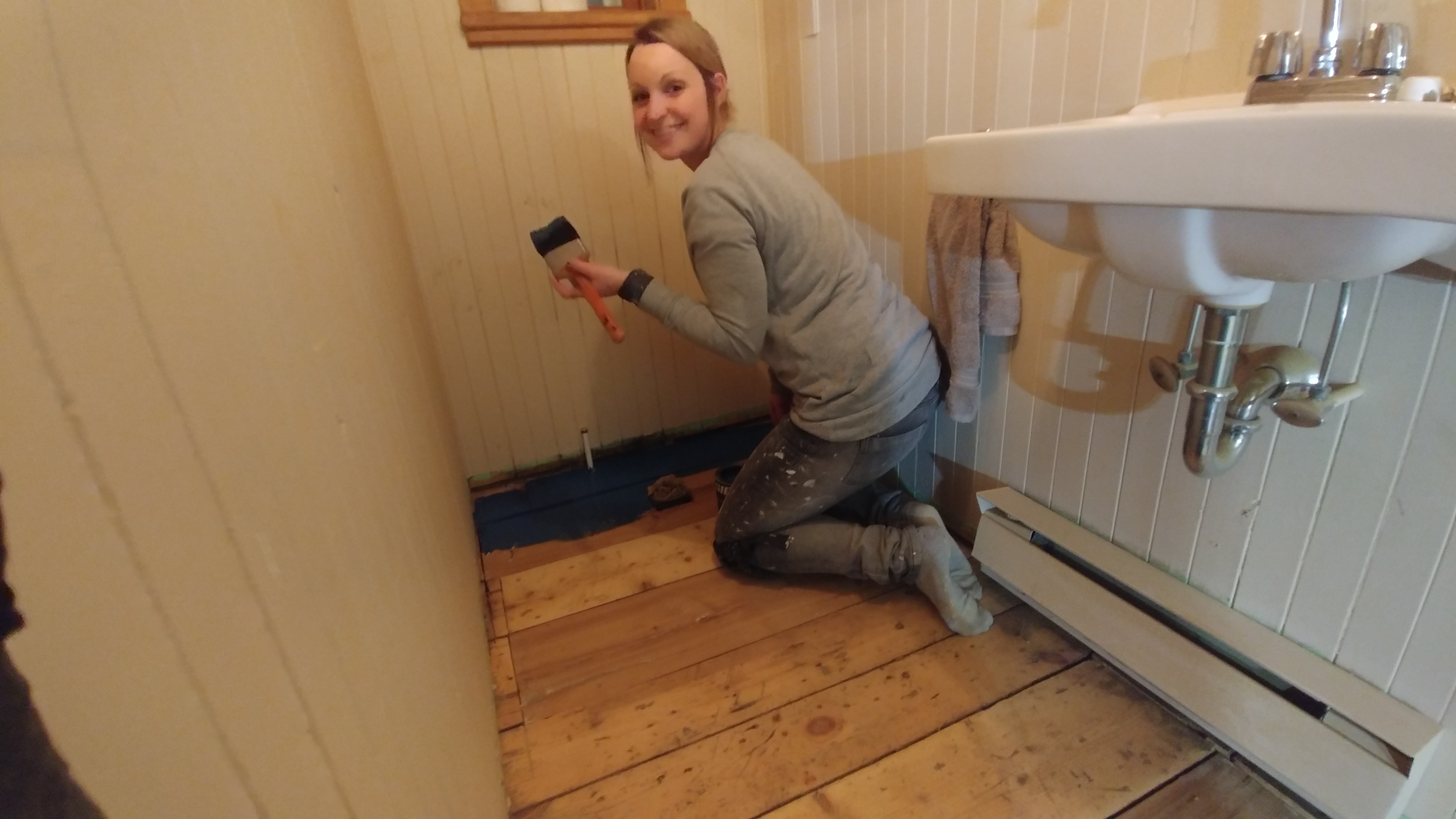 Petite salle d'eau avec plancher antique au pochoir.