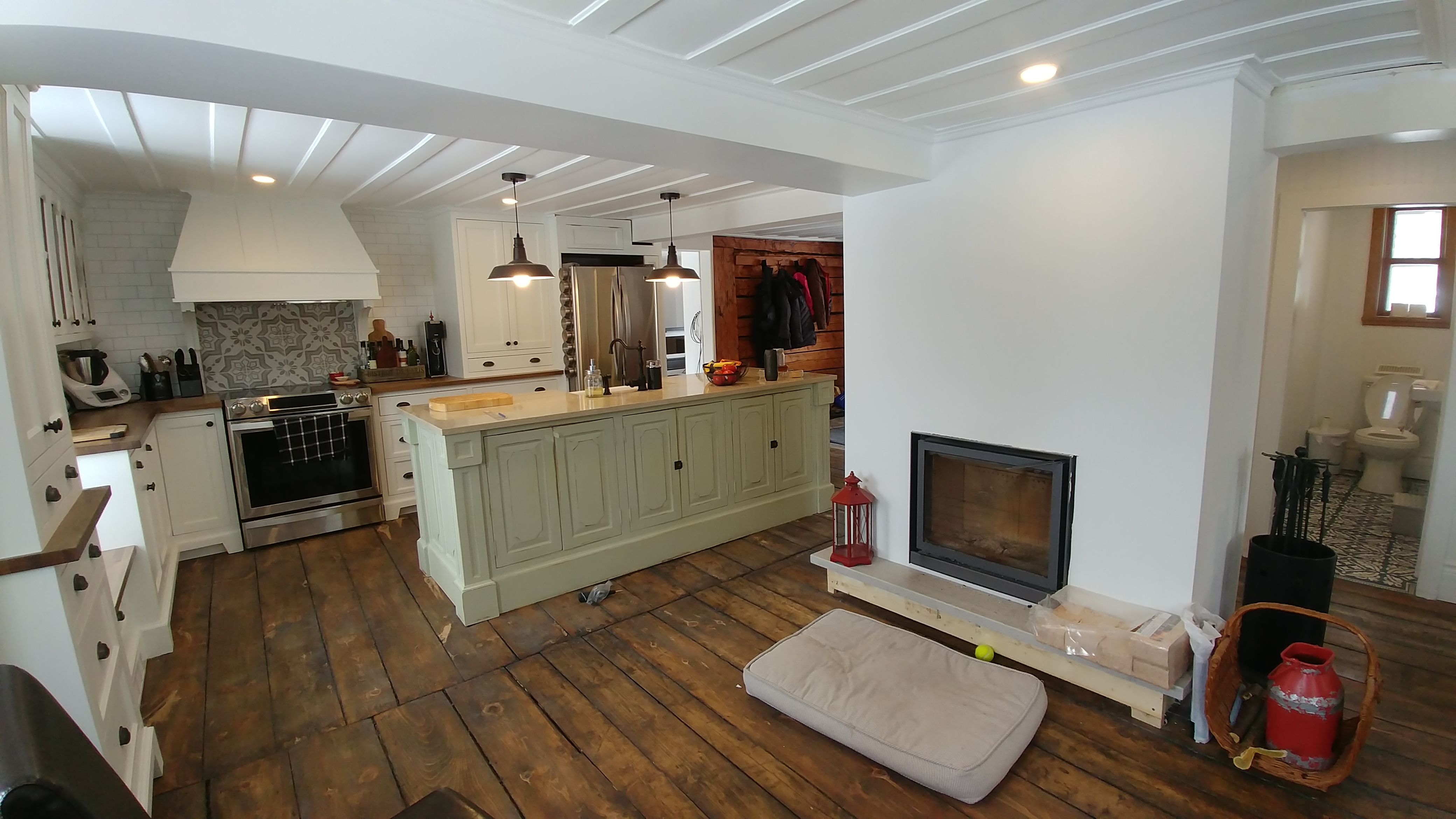 Foyer central avec vieilles briques chaulées