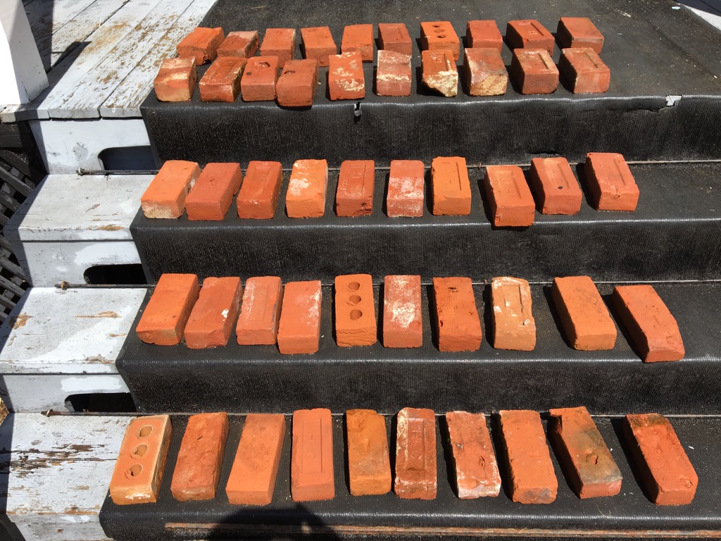 Foyer central avec vieilles briques chaulées