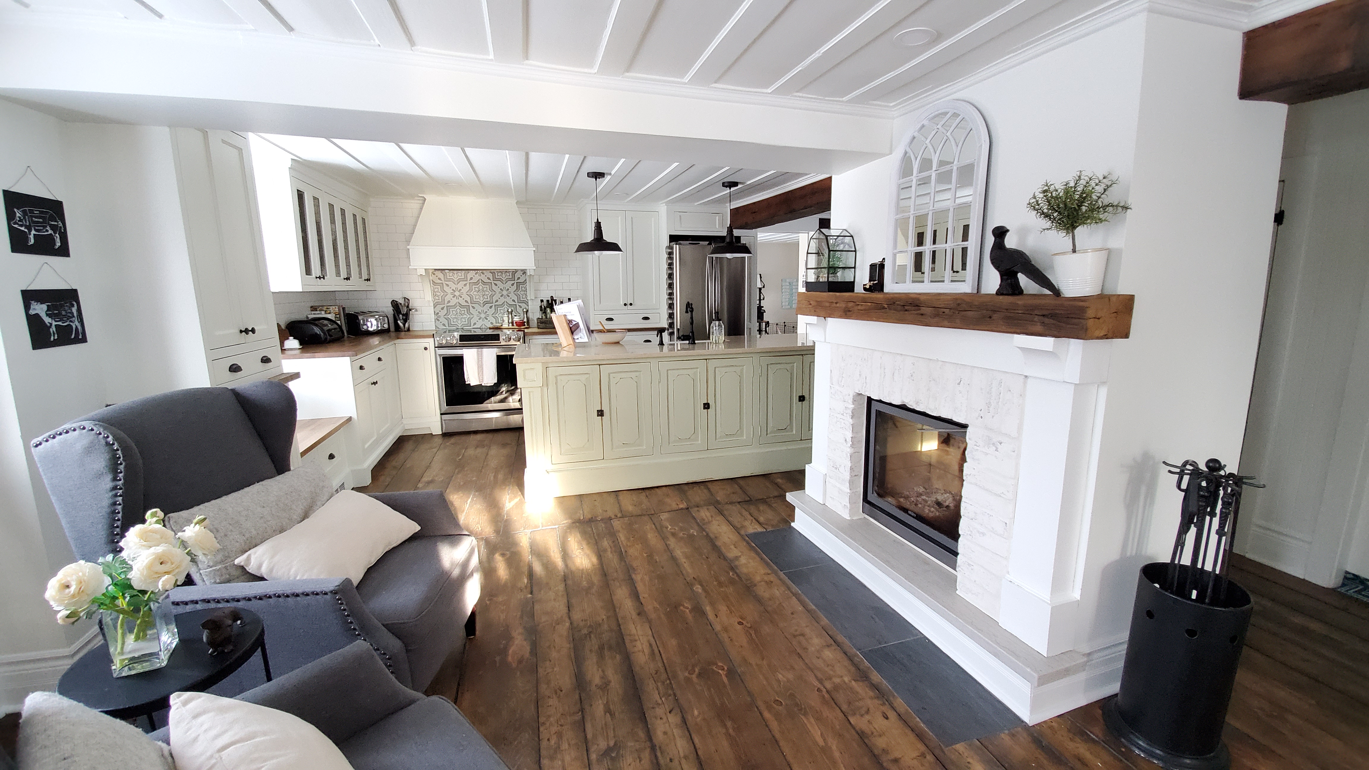 Foyer central avec vieilles briques chaulées