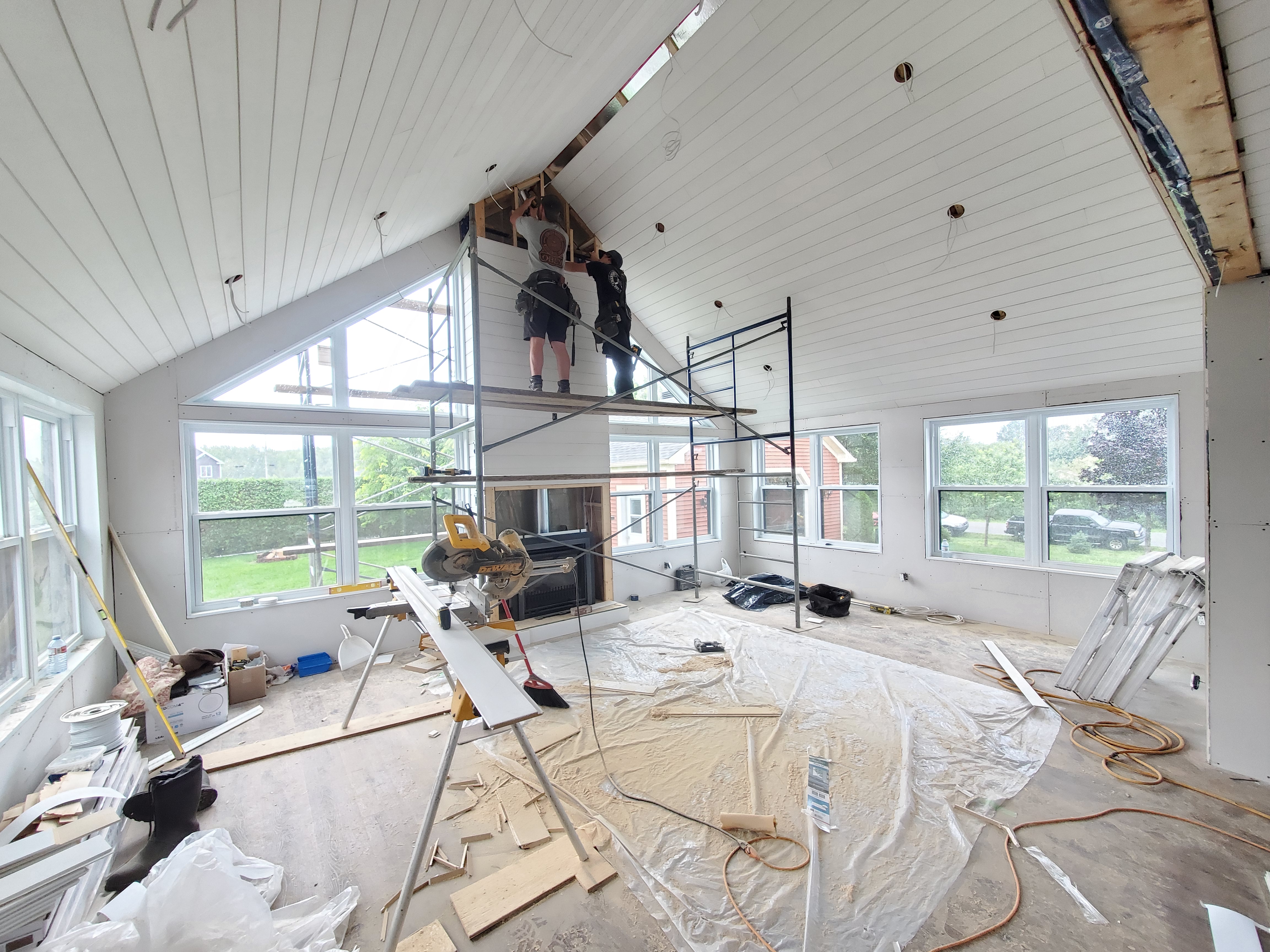 Verrière avec foyer et poutres