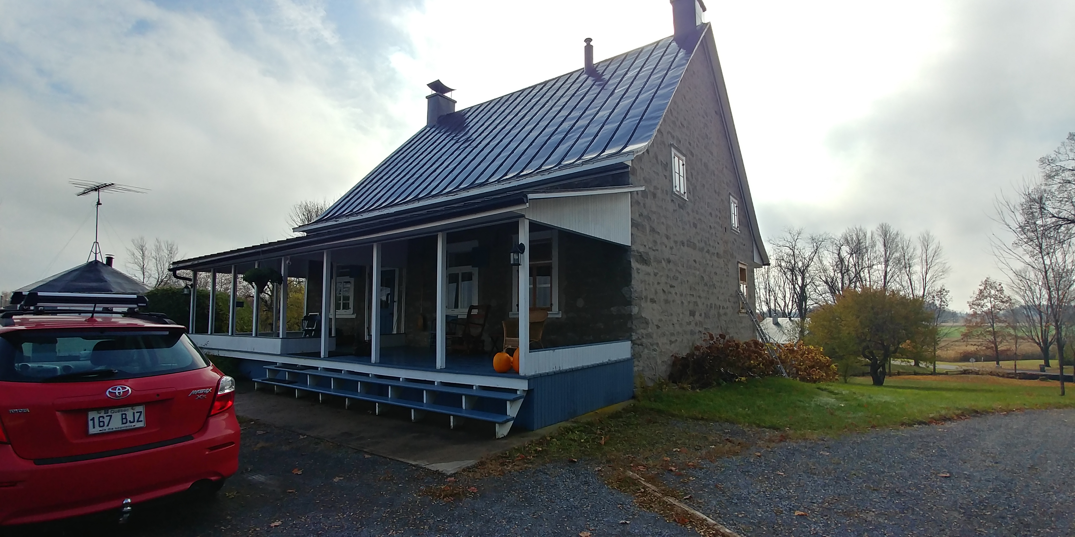 Canadienne en pierre de 200 ans