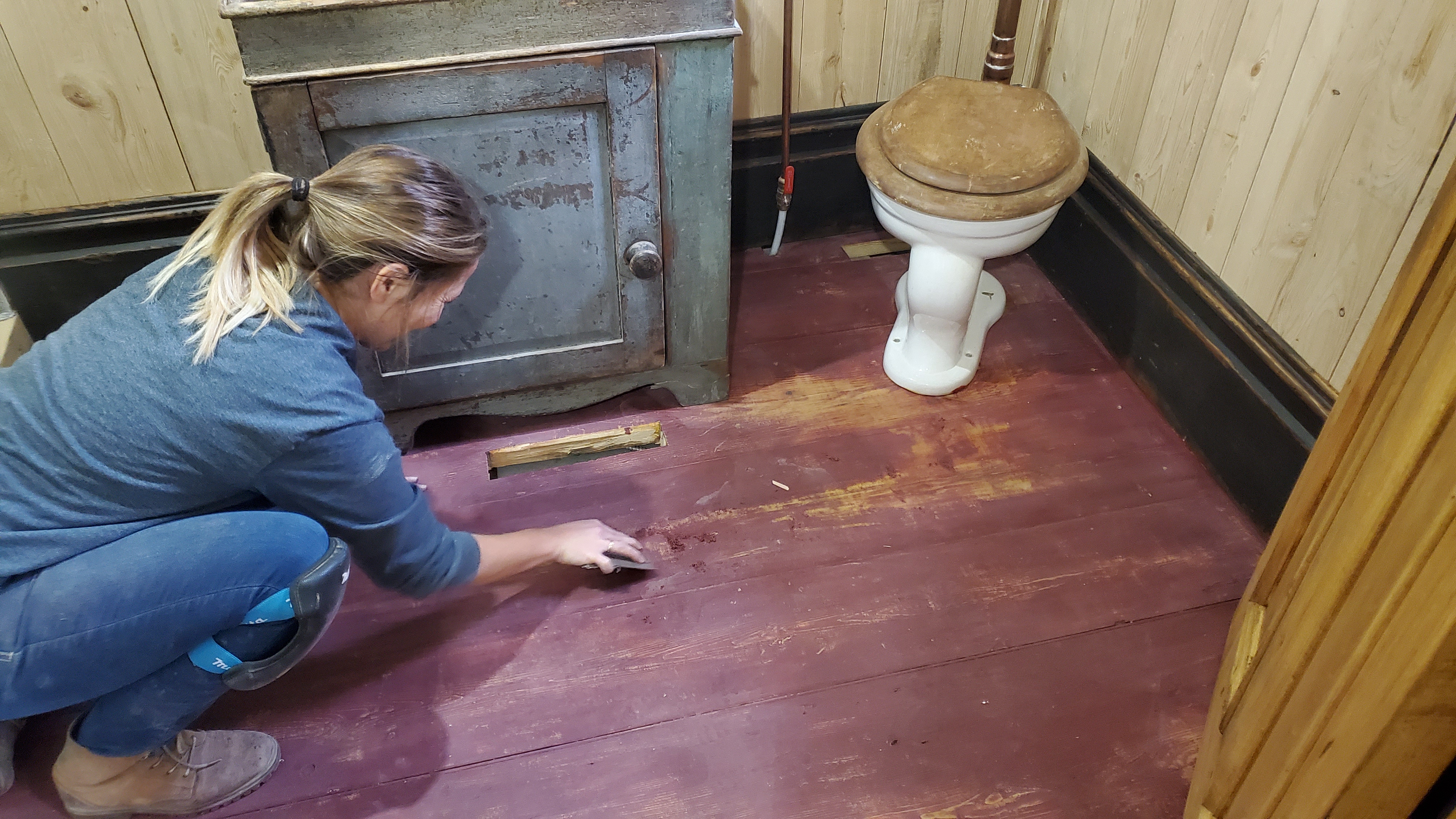 Plancher rouge usé ocre