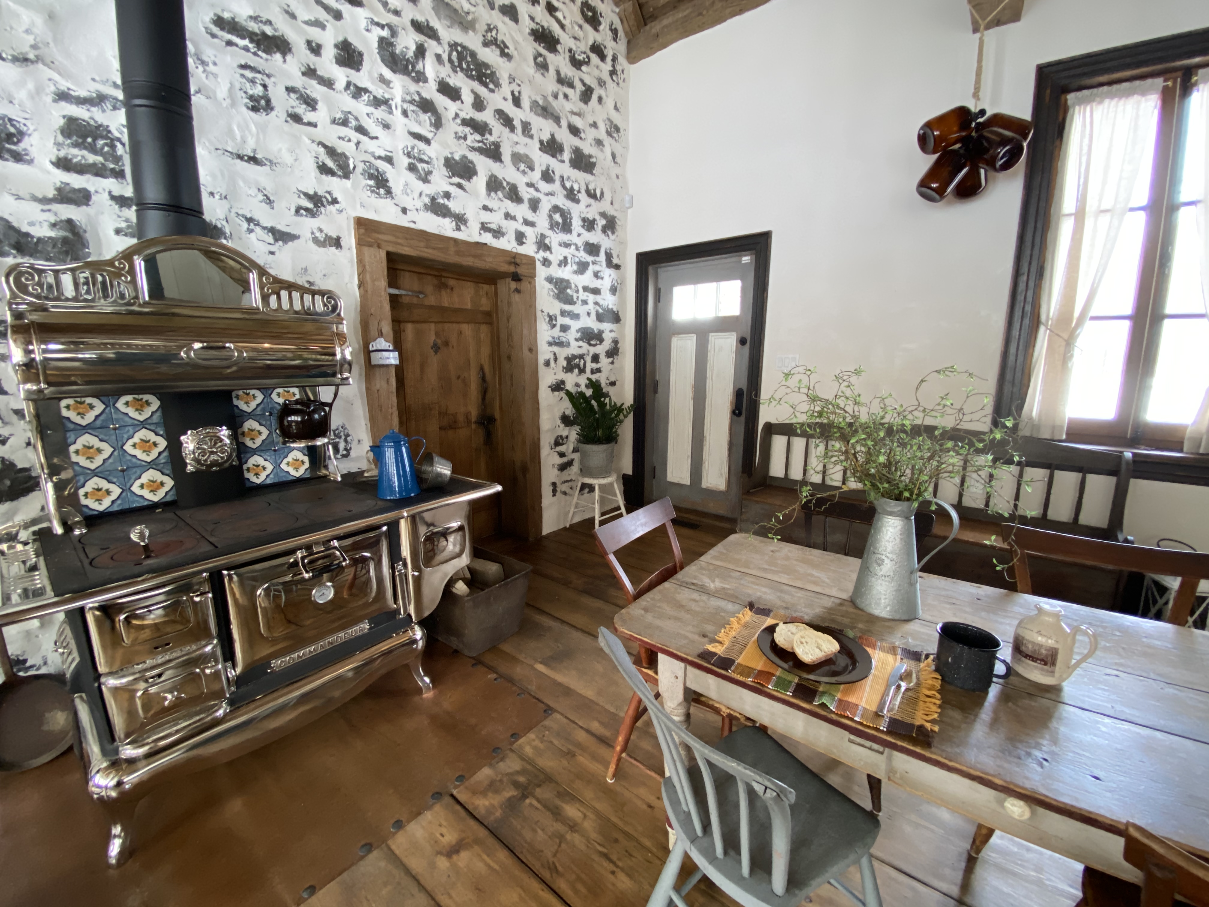 Coloration de portes, moulures et fenêtres.