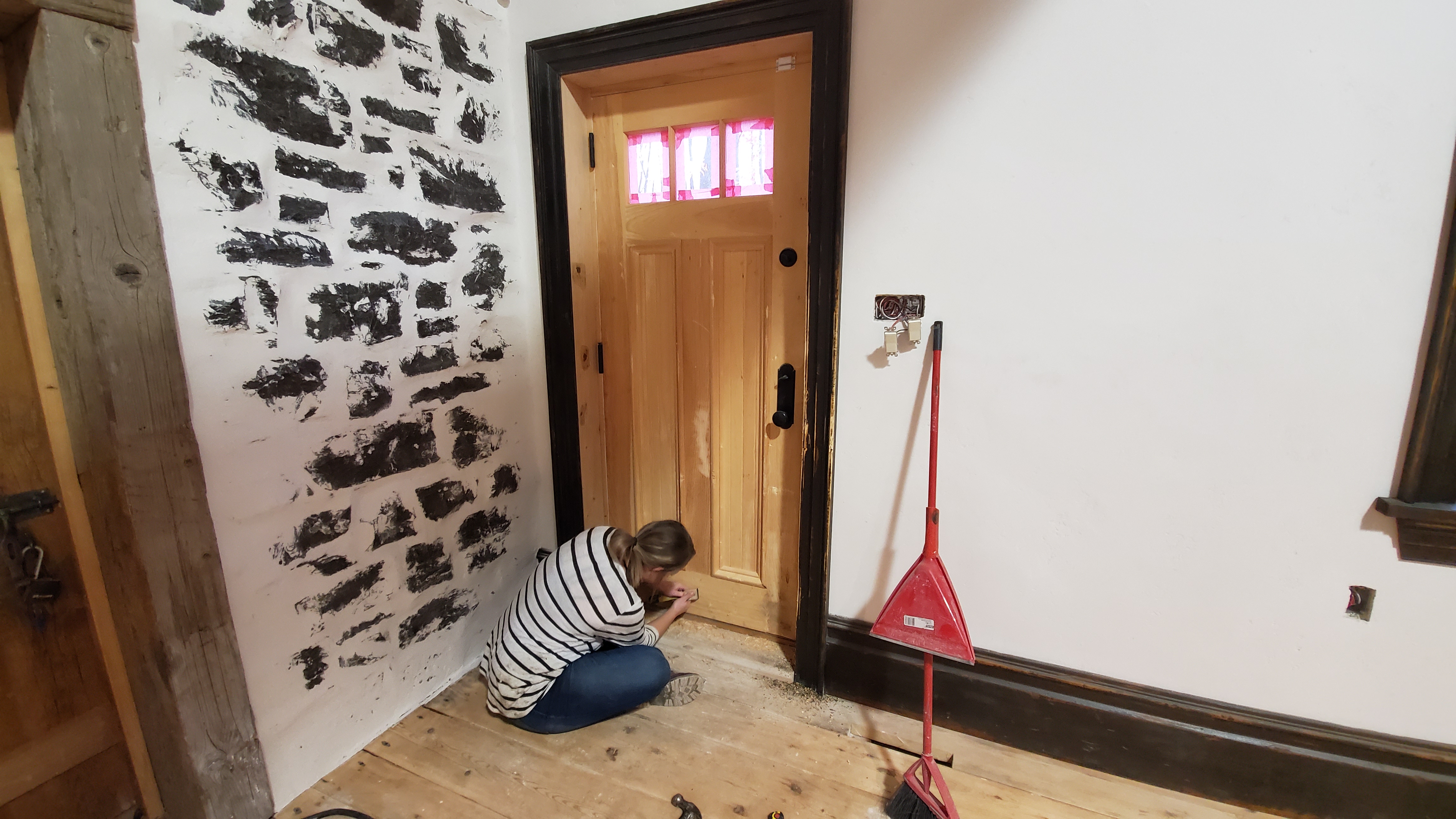 Coloration de portes, moulures et fenêtres.