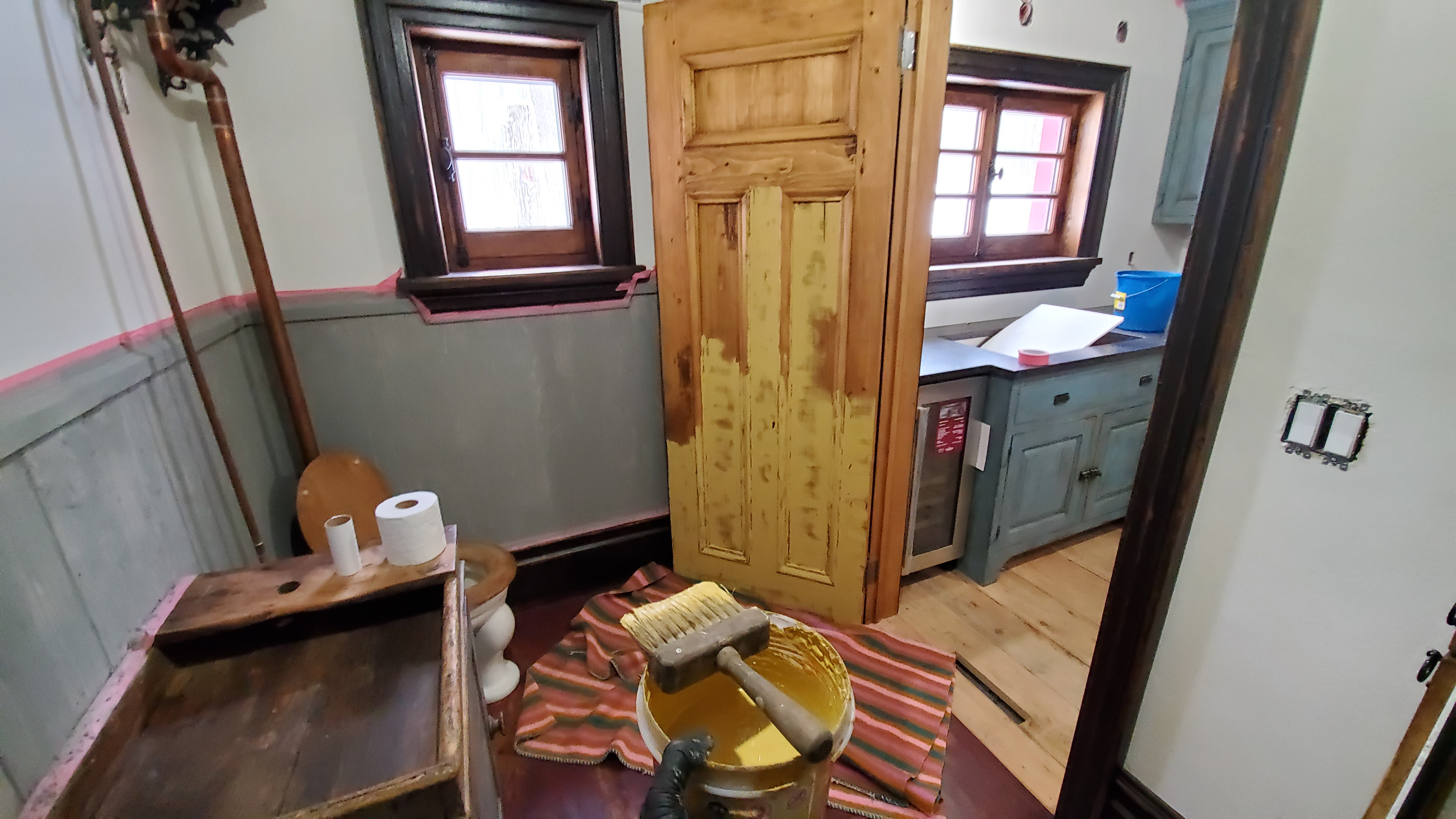 Coloration de portes, moulures et fenêtres.