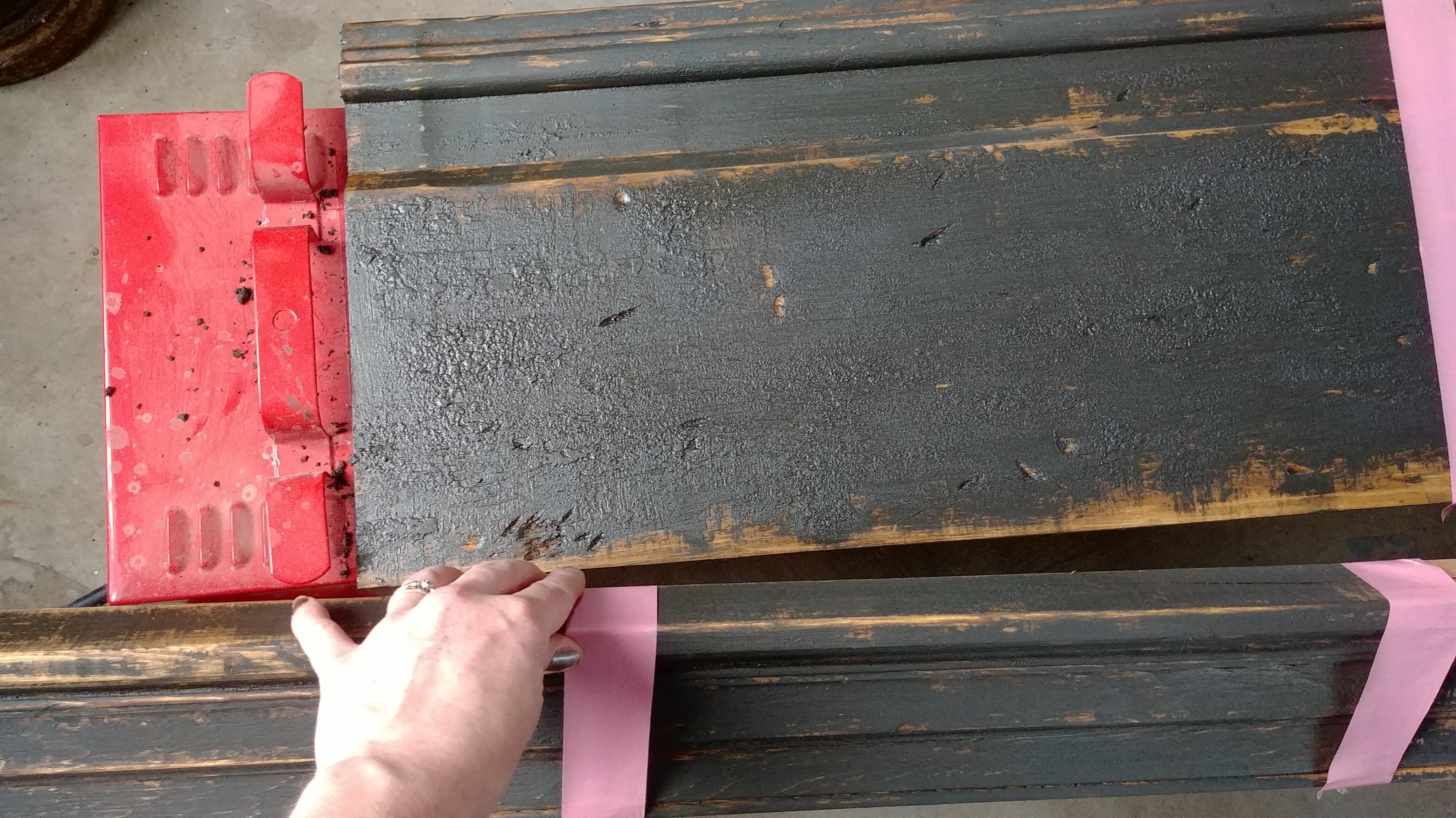 Coloration de portes, moulures et fenêtres.