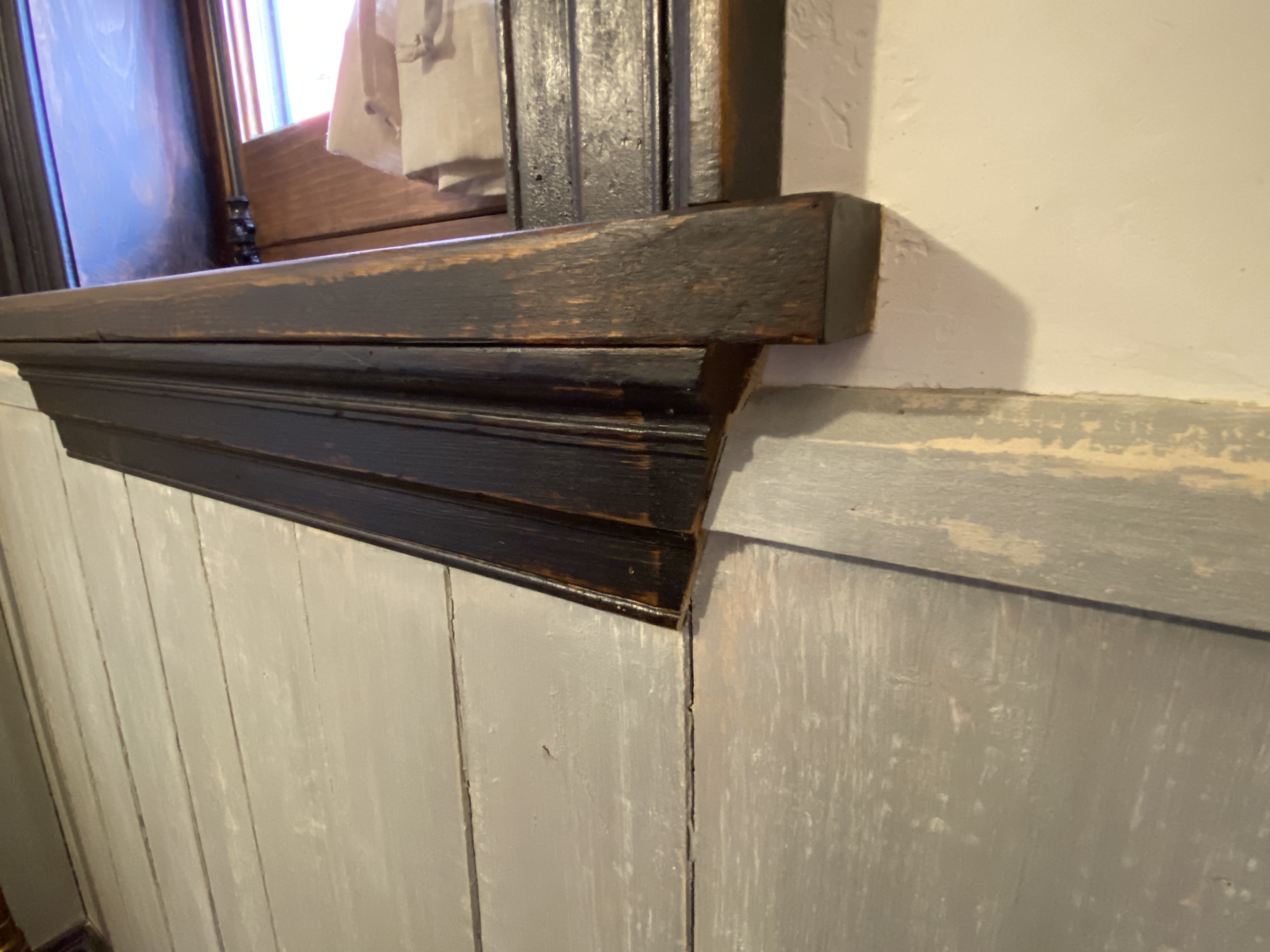 Coloration de portes, moulures et fenêtres.