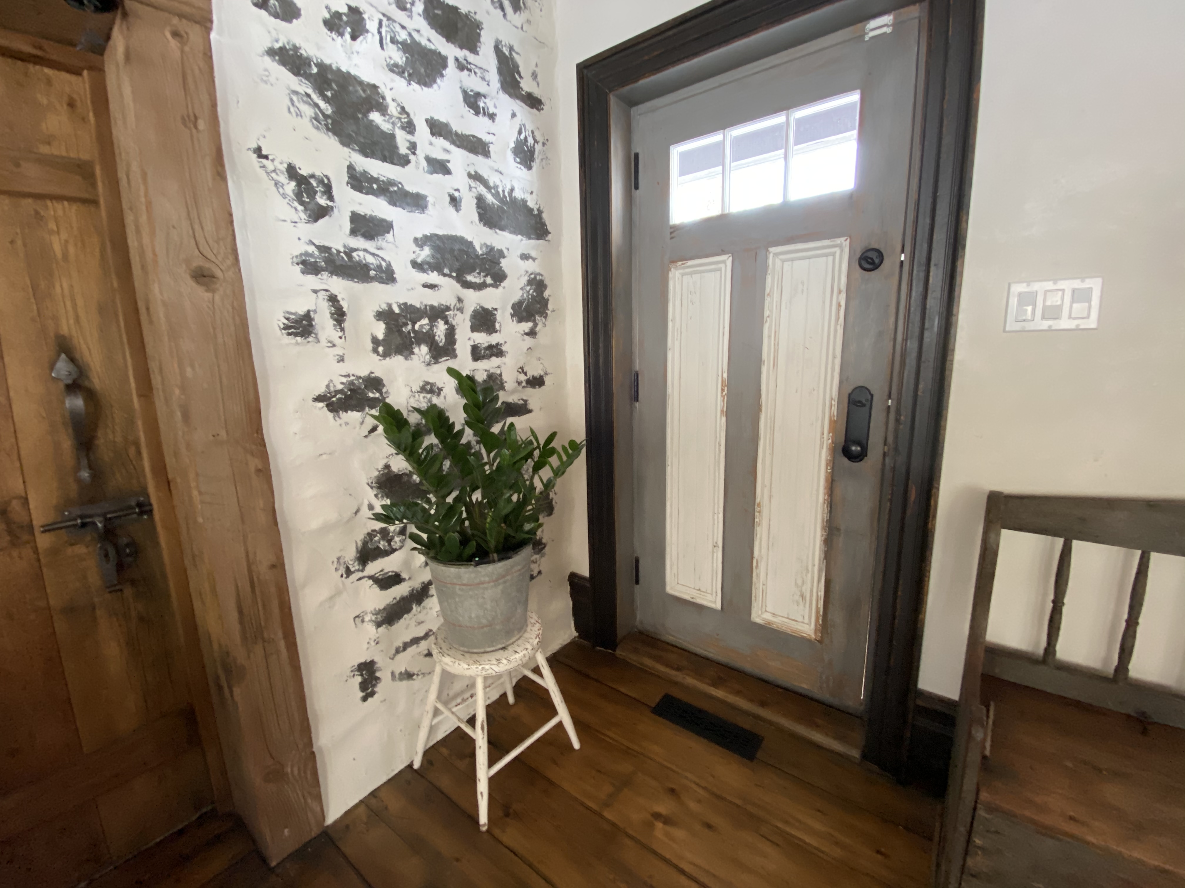 Coloration de portes, moulures et fenêtres.