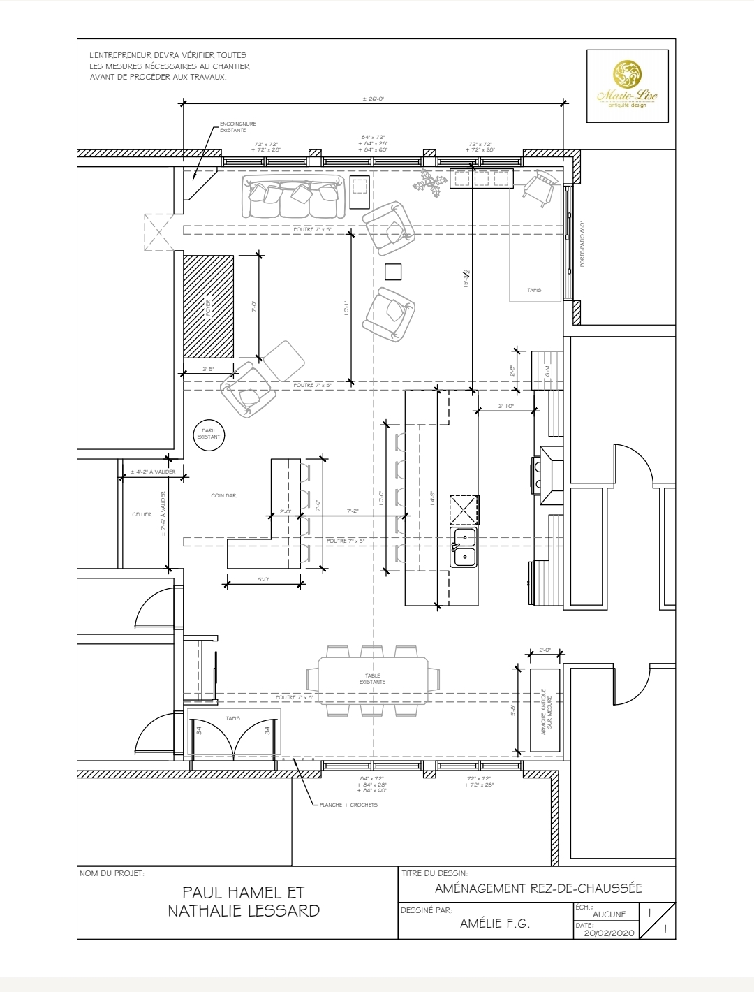 Cuisine et meubles pour un chalet au sommet d'une montagne.