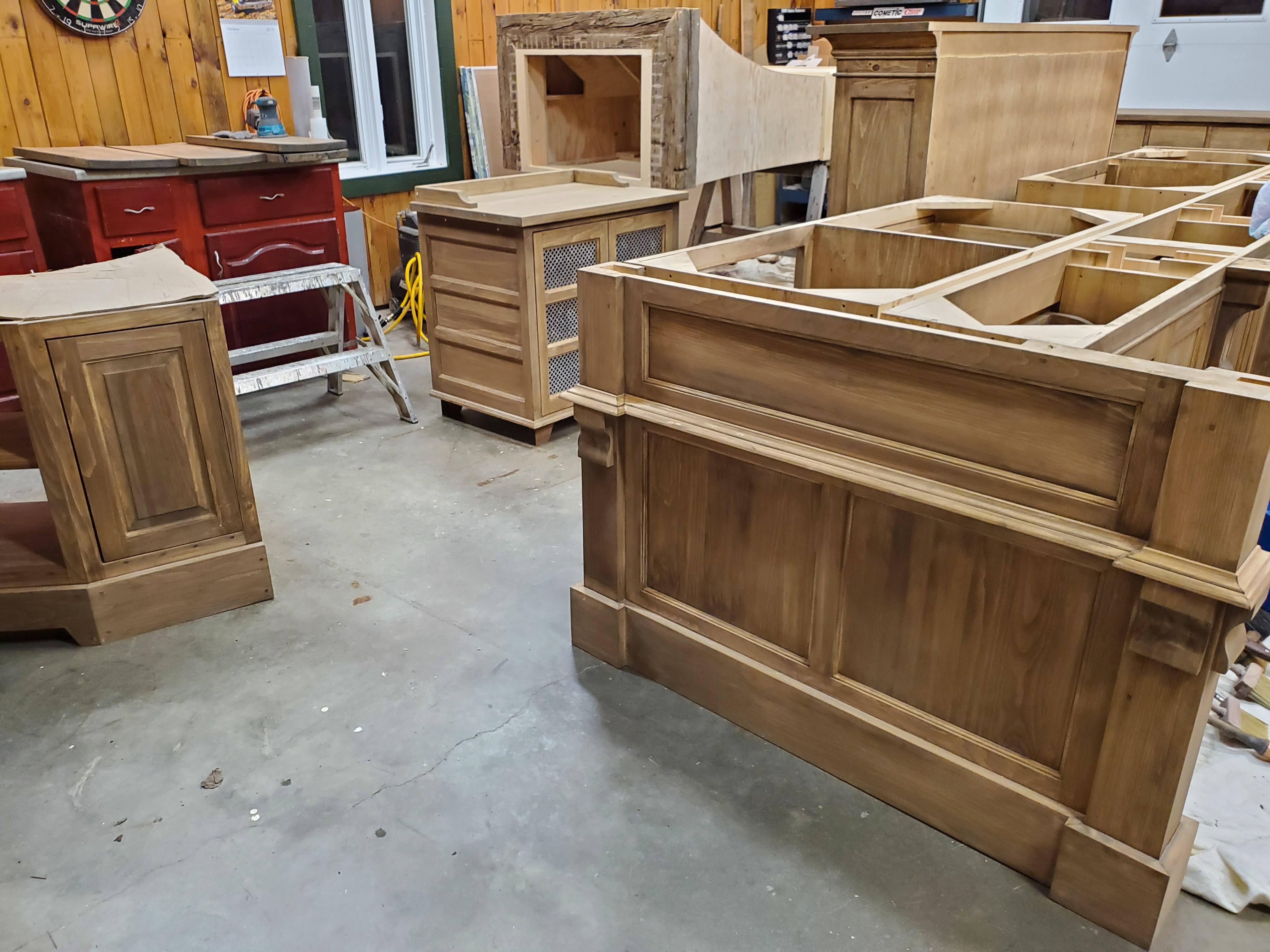 Cuisine et meubles pour un chalet au sommet d'une montagne.