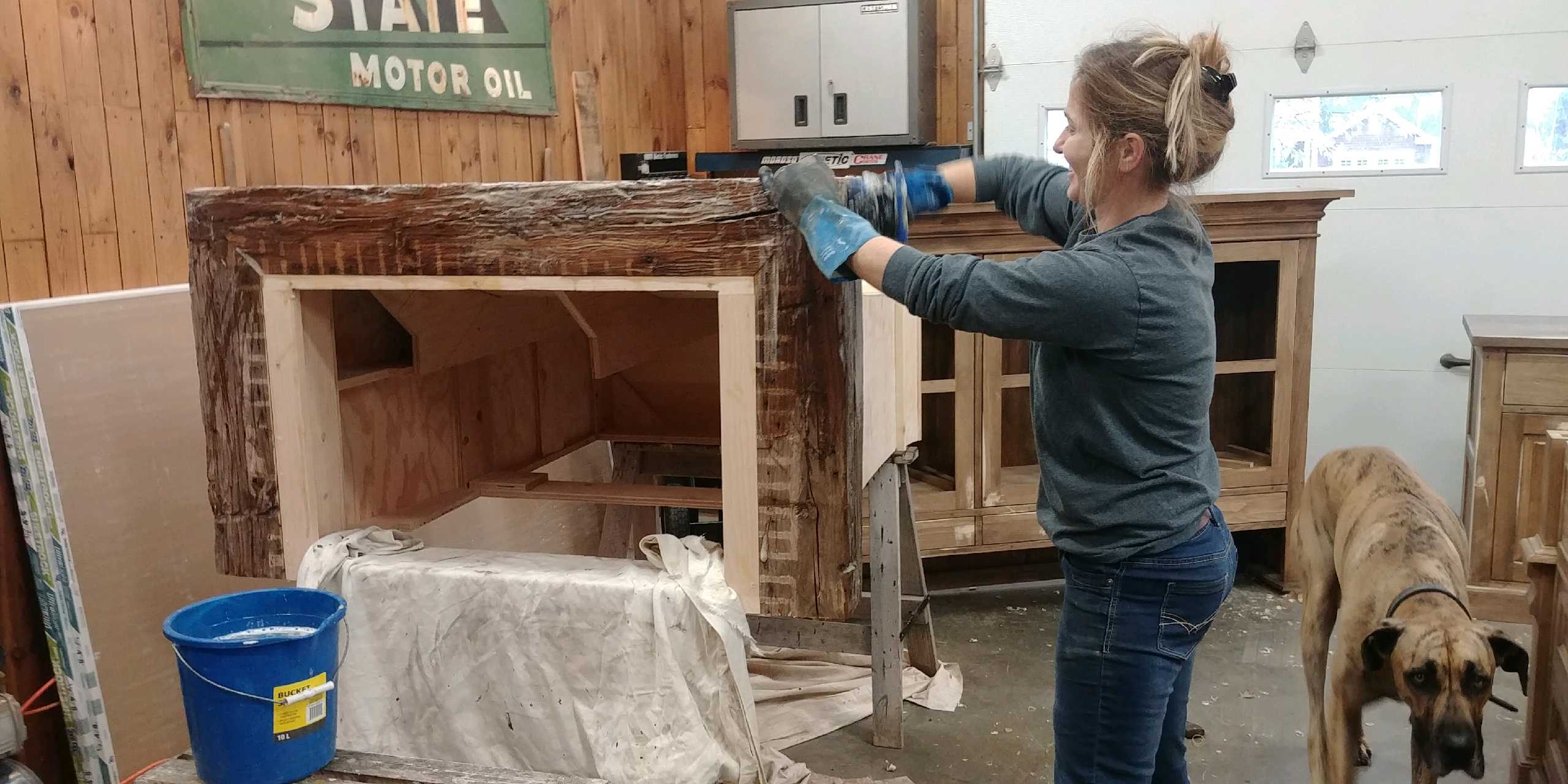 Cuisine et meubles pour un chalet au sommet d'une montagne.