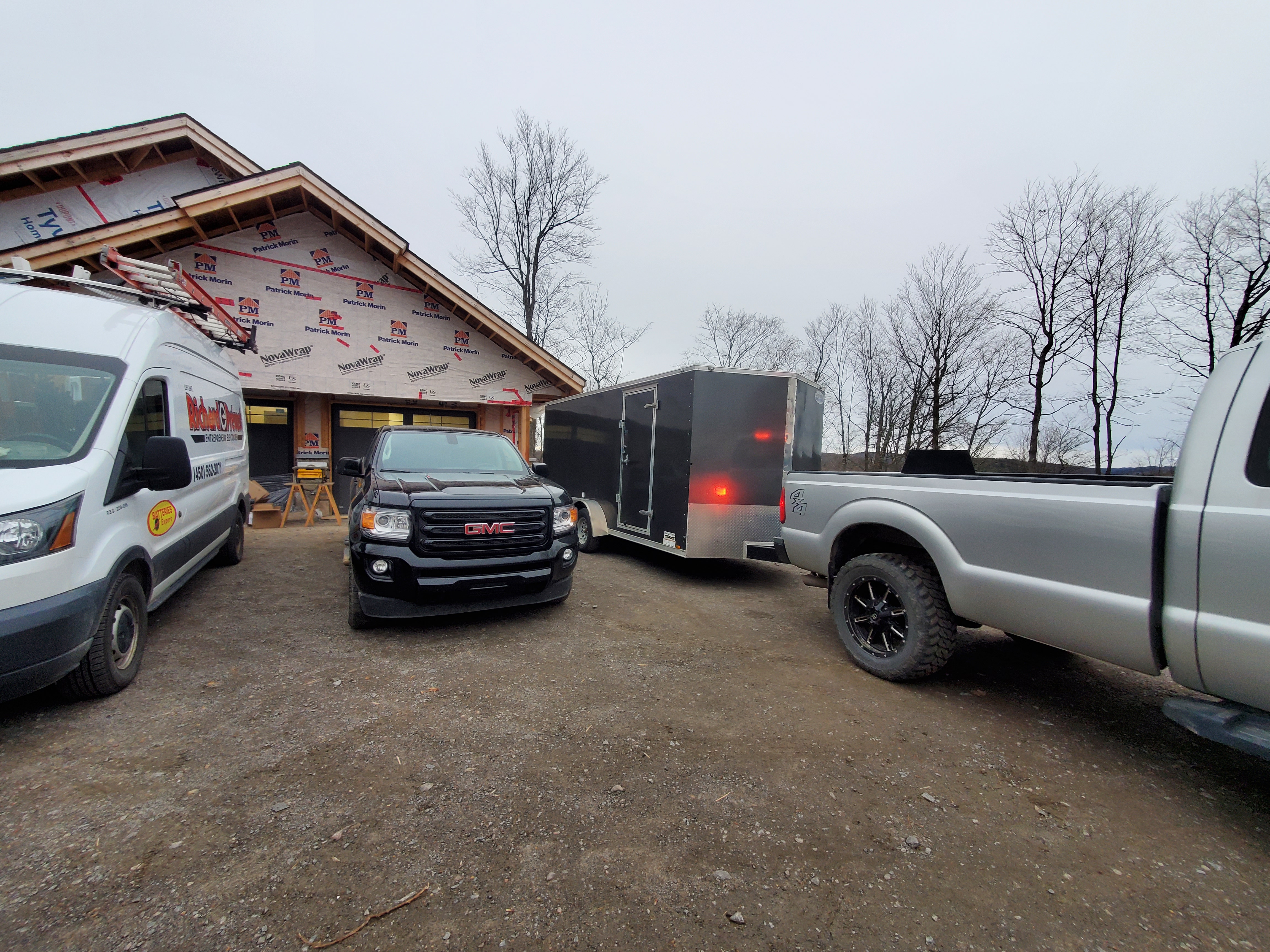 Cuisine et meubles pour un chalet au sommet d'une montagne.