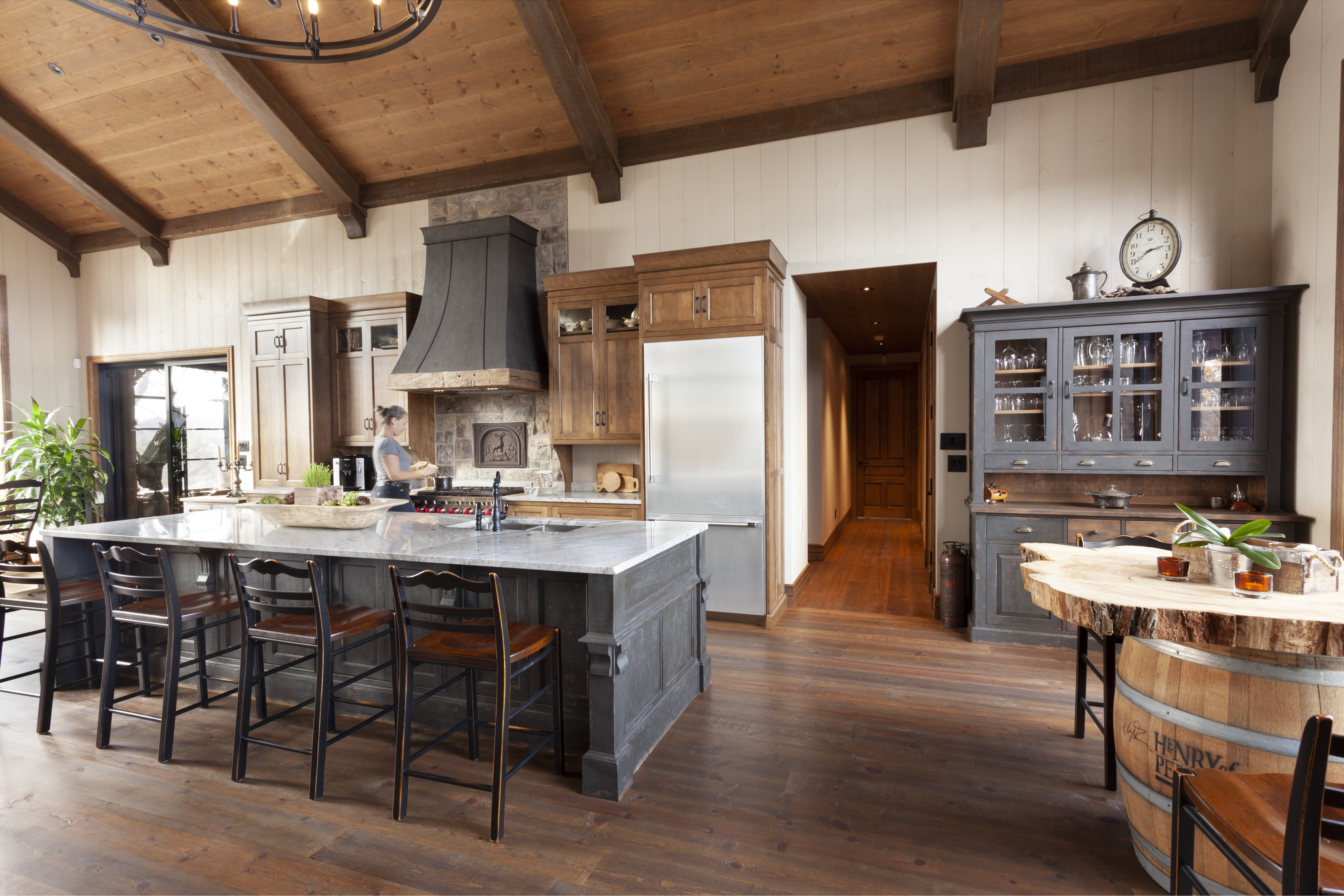 Cuisine et meubles pour un chalet au sommet d'une montagne.