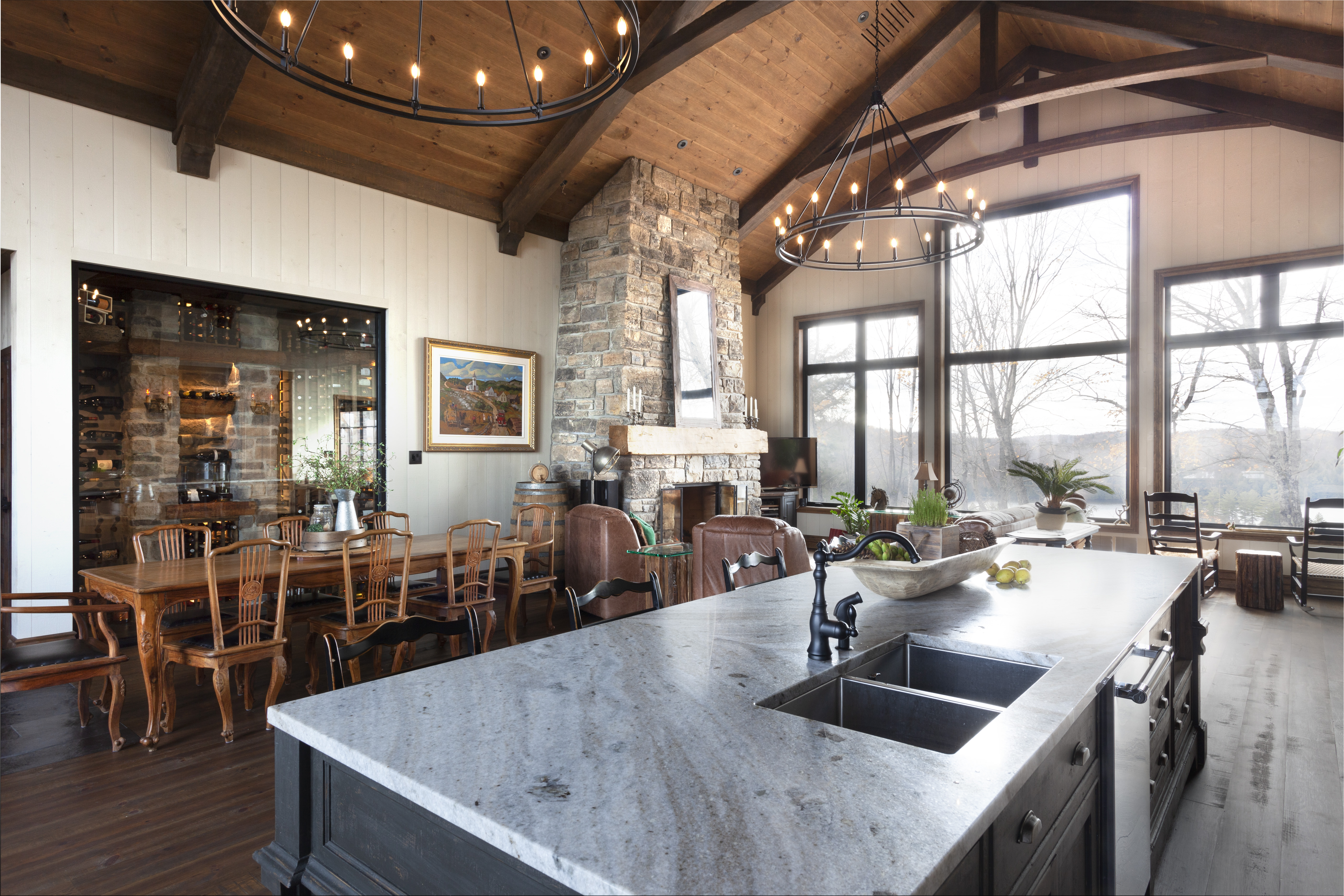 Cuisine et meubles pour un chalet au sommet d'une montagne.