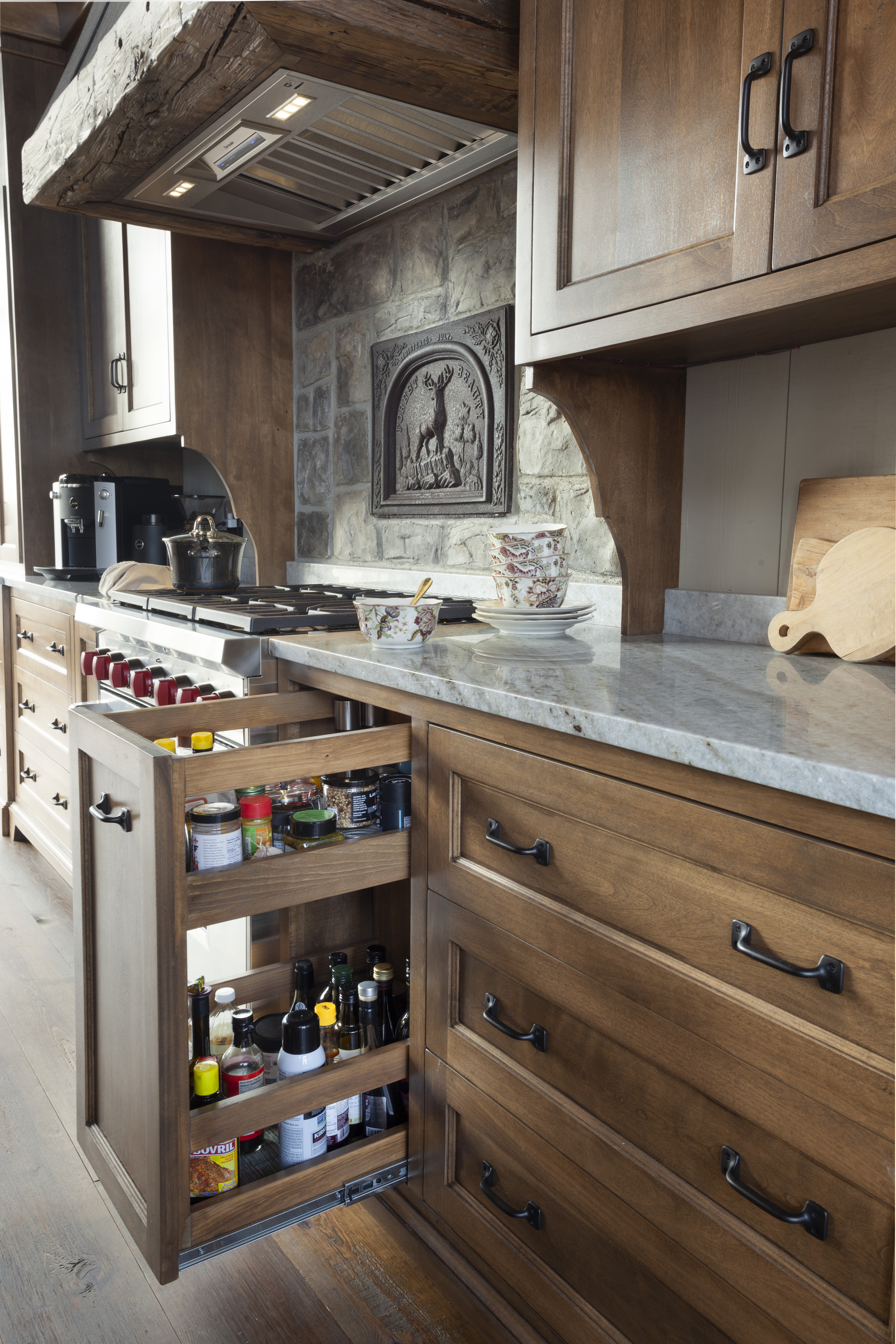 Cuisine et meubles pour un chalet au sommet d'une montagne.