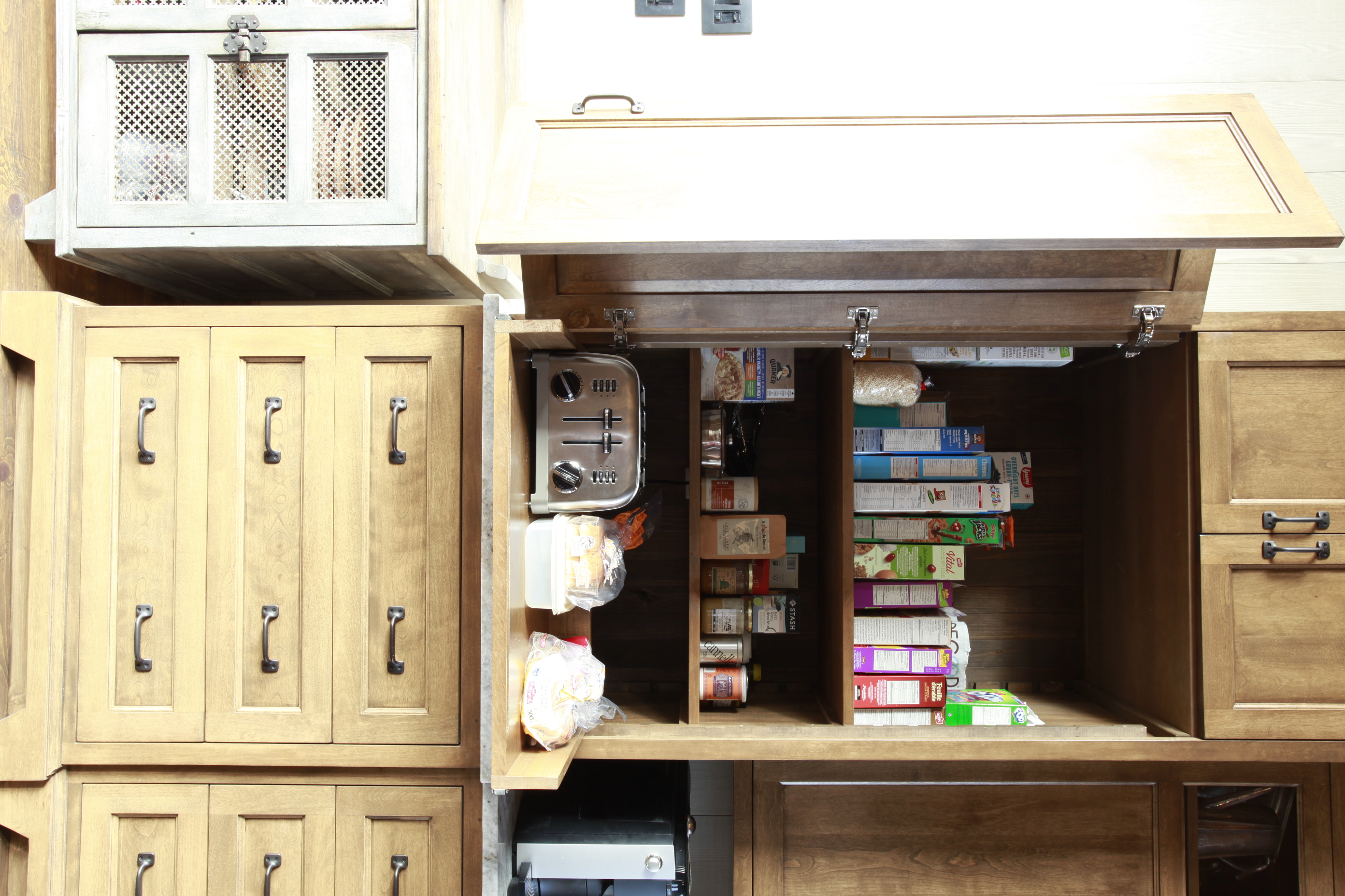 Cuisine et meubles pour un chalet au sommet d'une montagne.