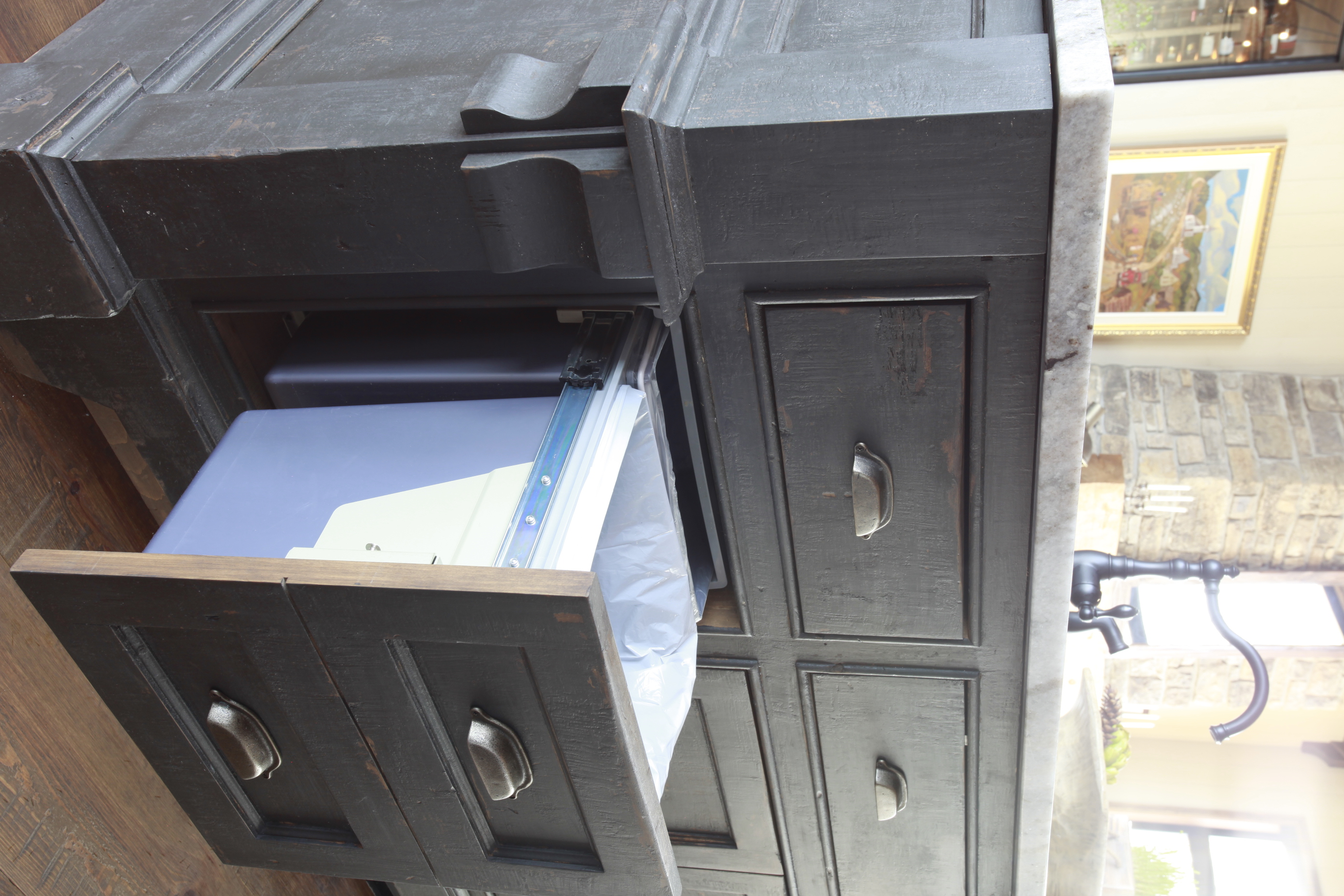 Cuisine et meubles pour un chalet au sommet d'une montagne.