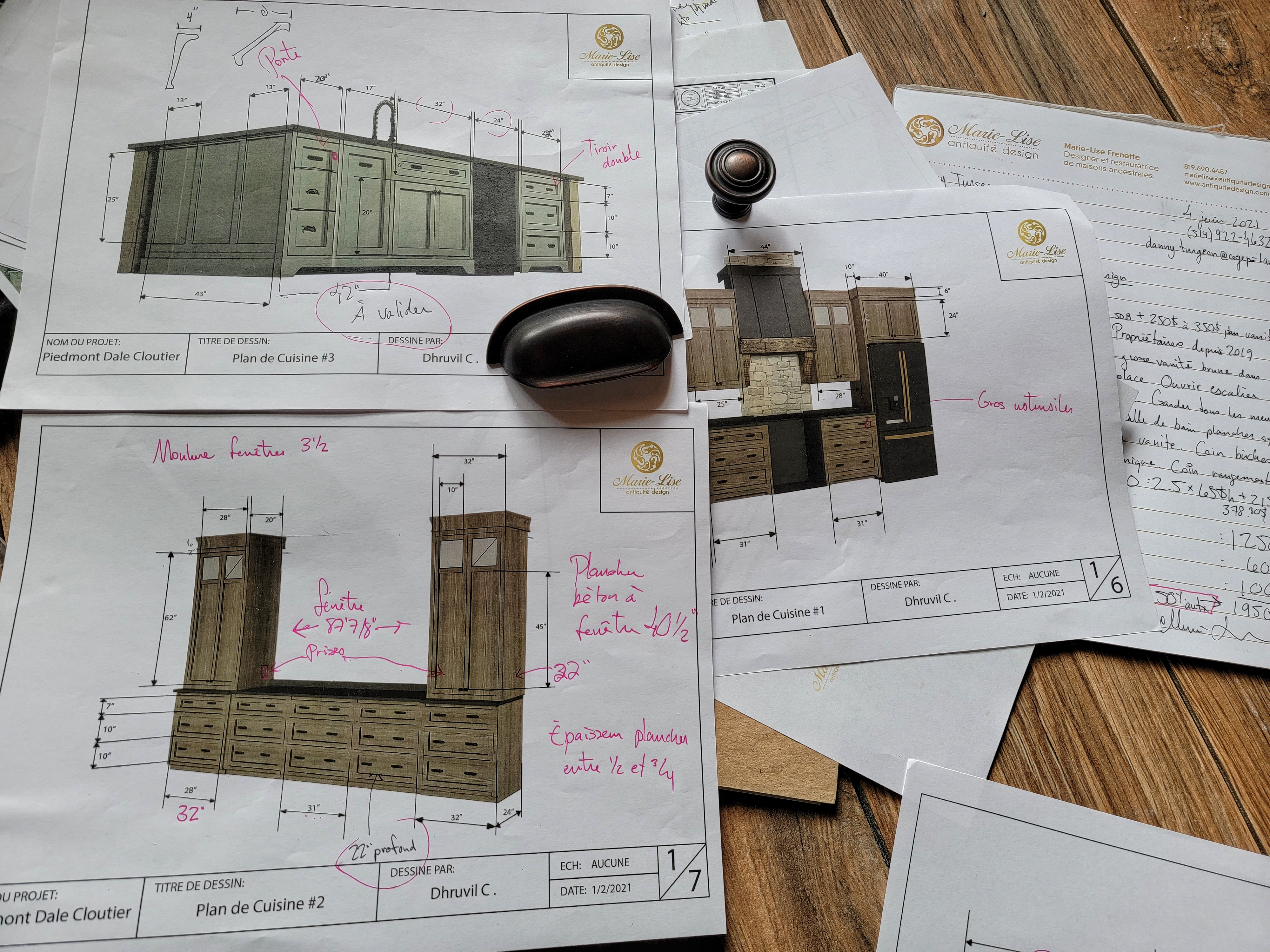 Ilot et armoires avec poutres antiques intégrées