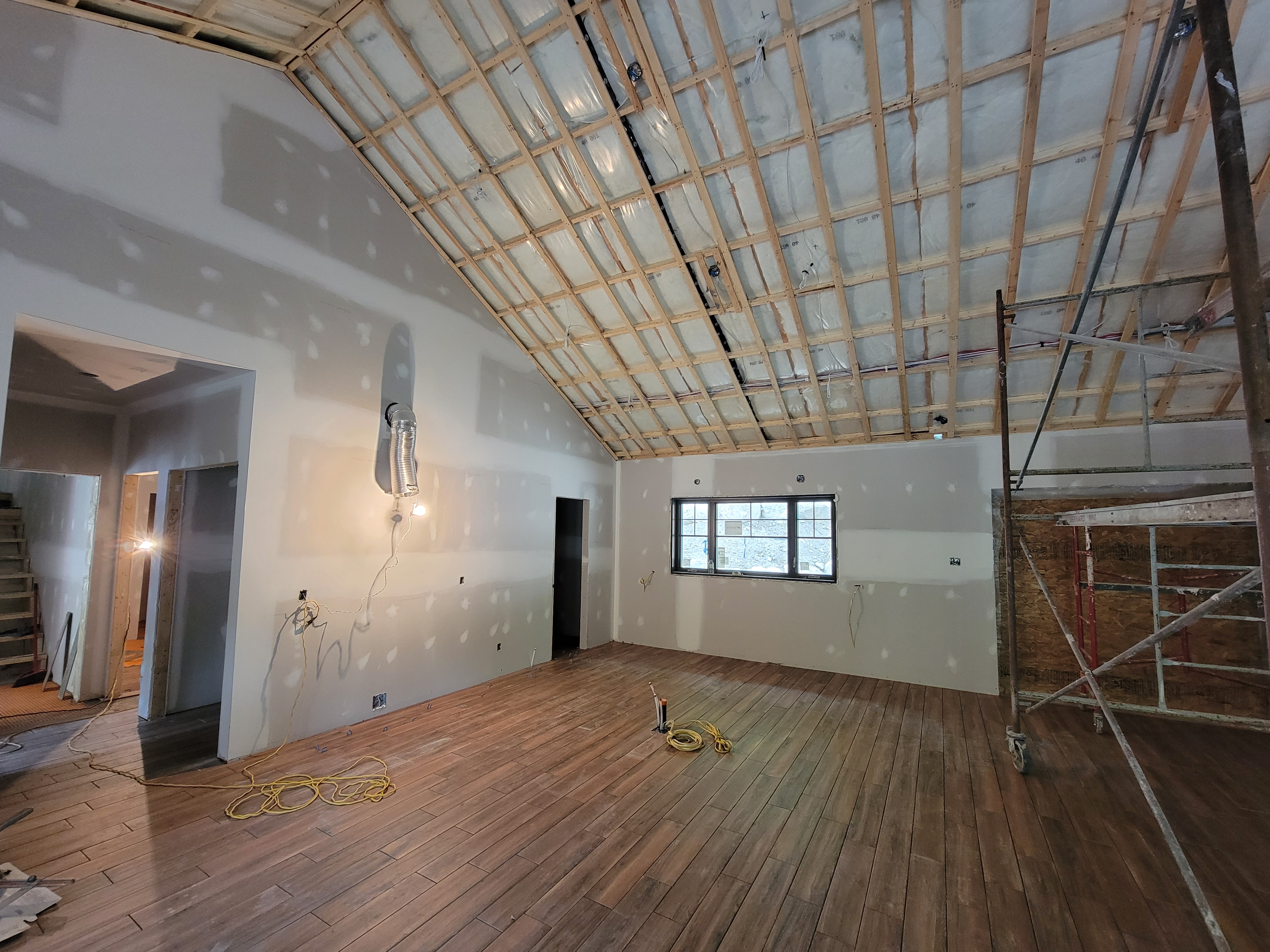 Ilot et armoires avec poutres antiques intégrées