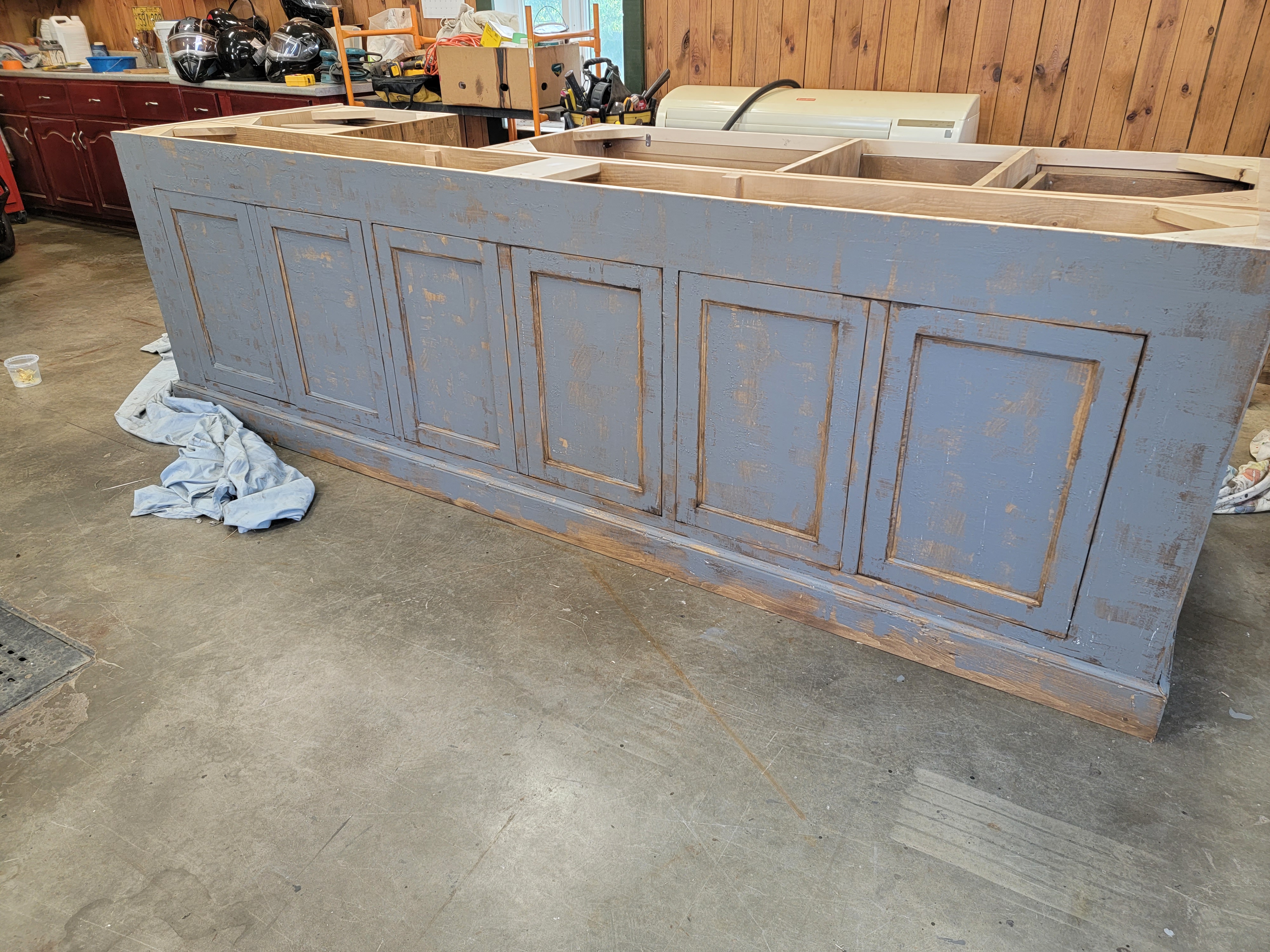 Ilot et armoires avec poutres antiques intégrées