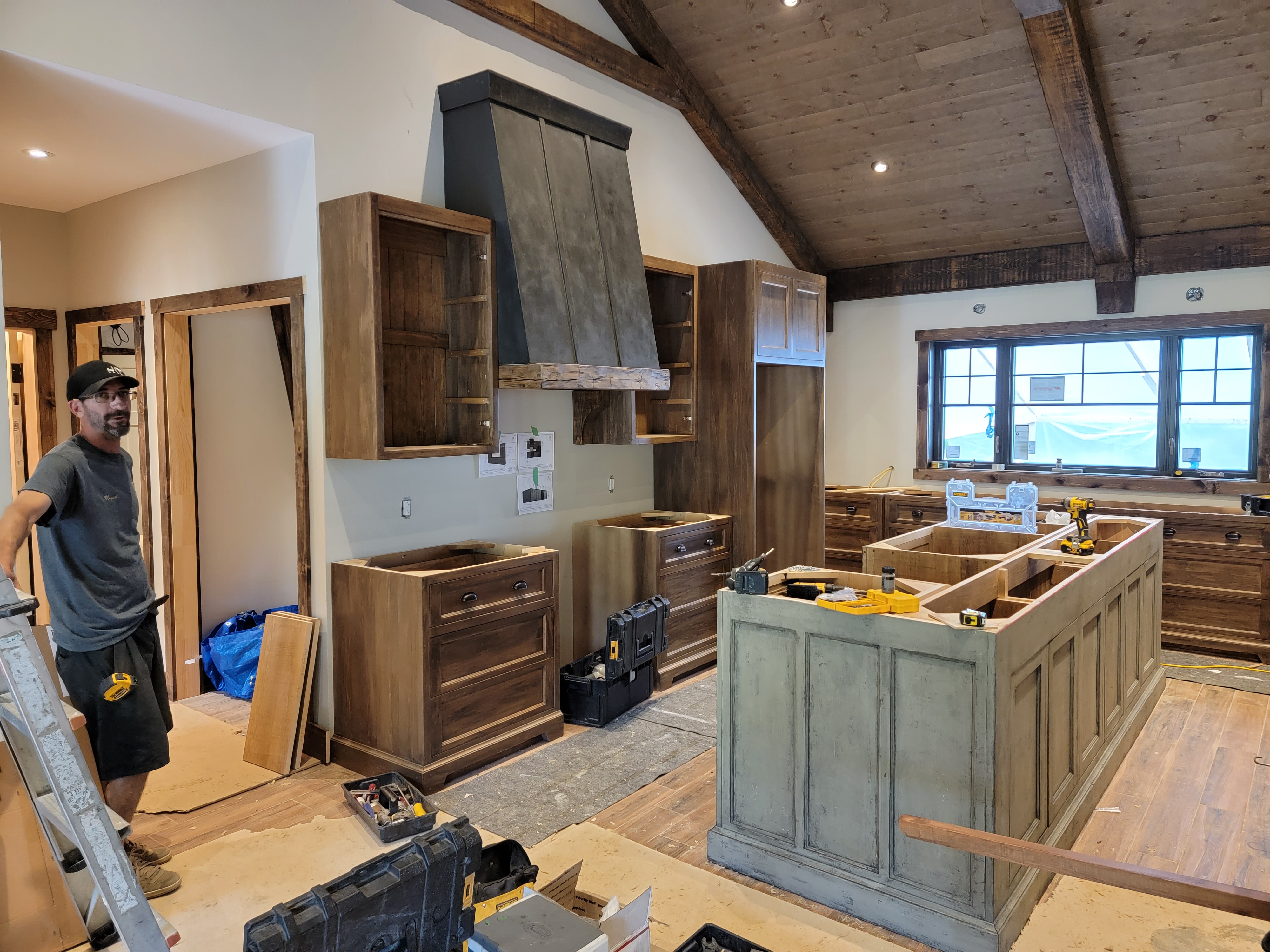 Ilot et armoires avec poutres antiques intégrées