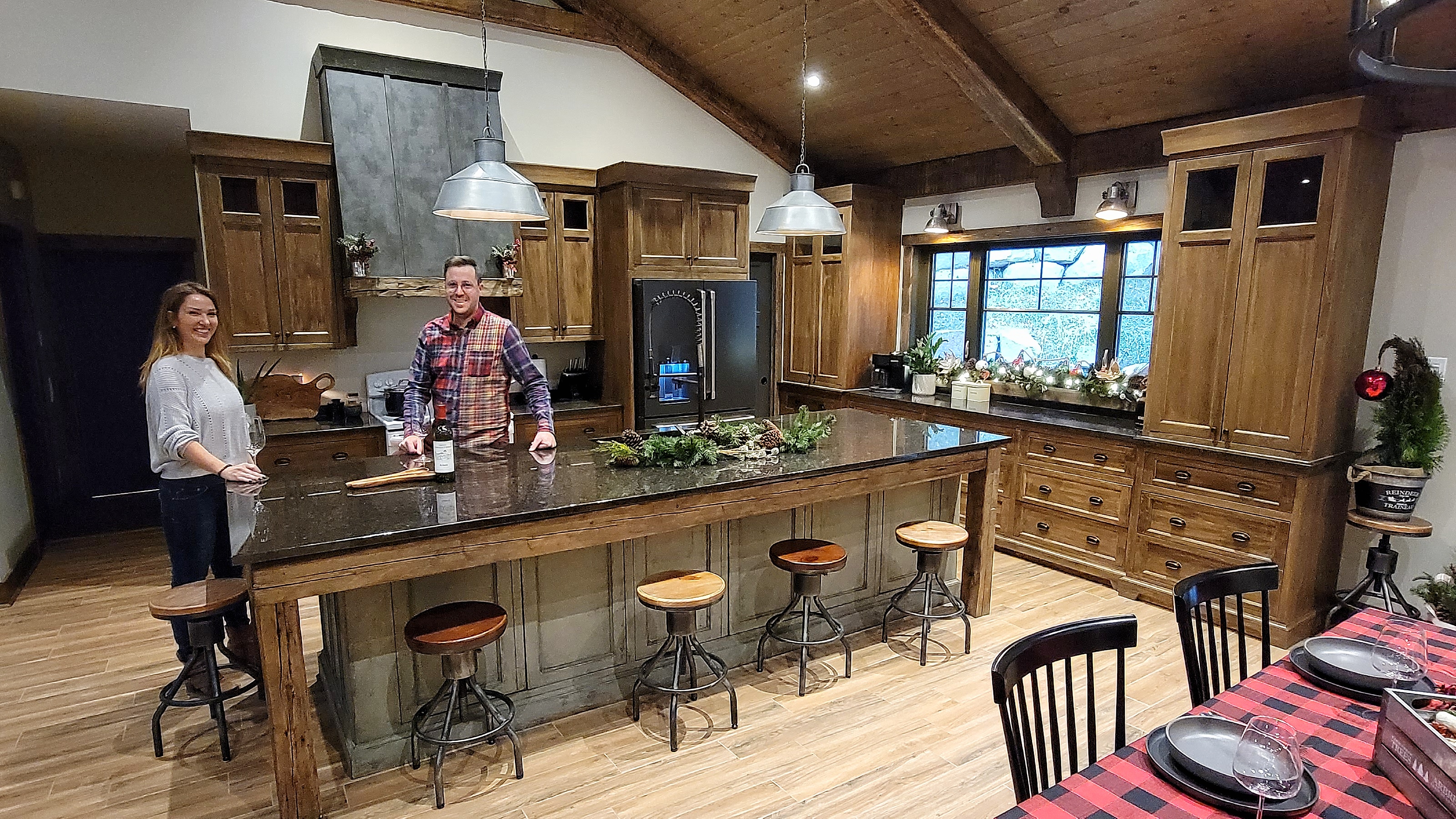 Ilot et armoires avec poutres antiques intégrées