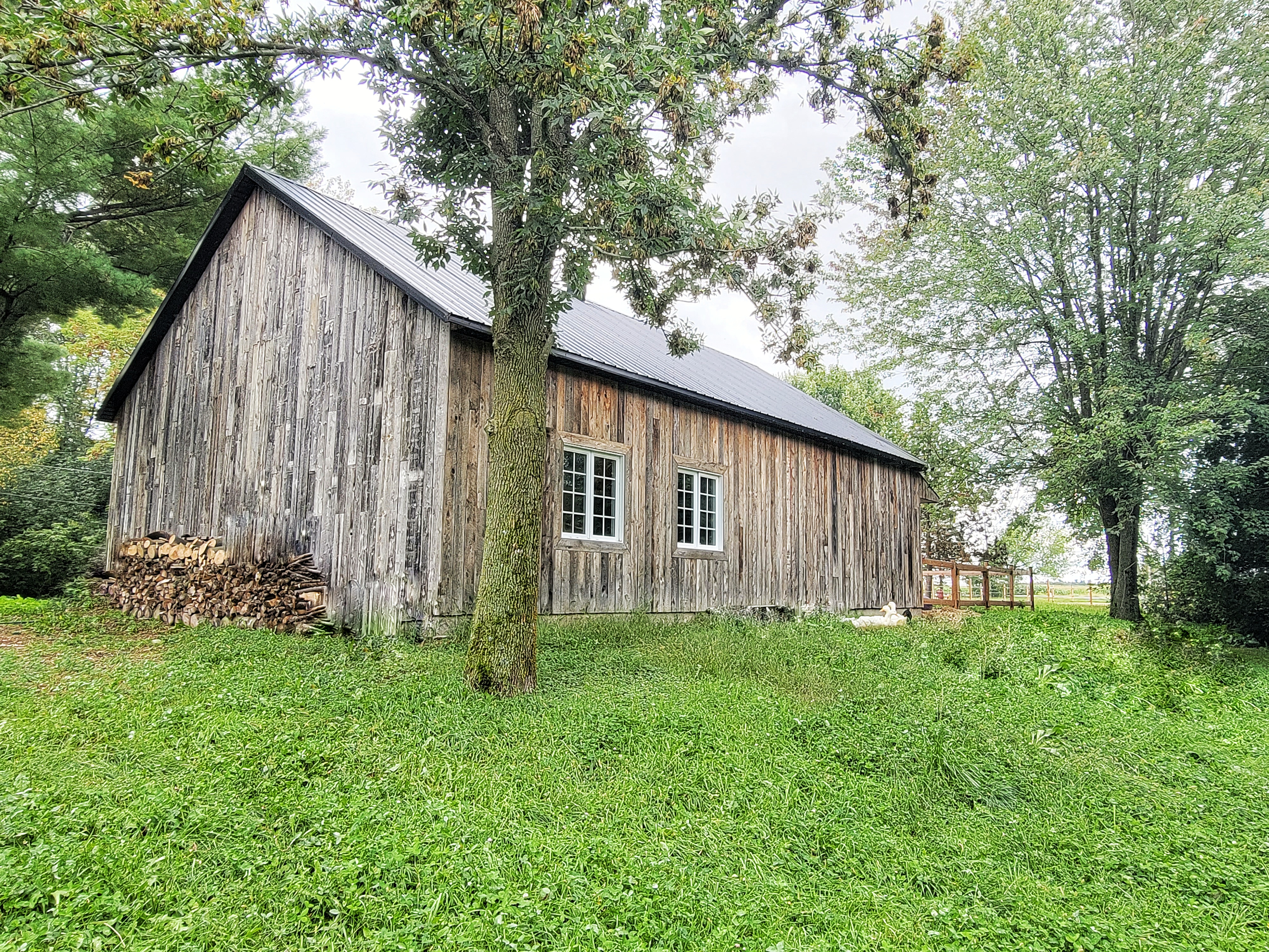 Fermette avec garage en bois de grange récupéré