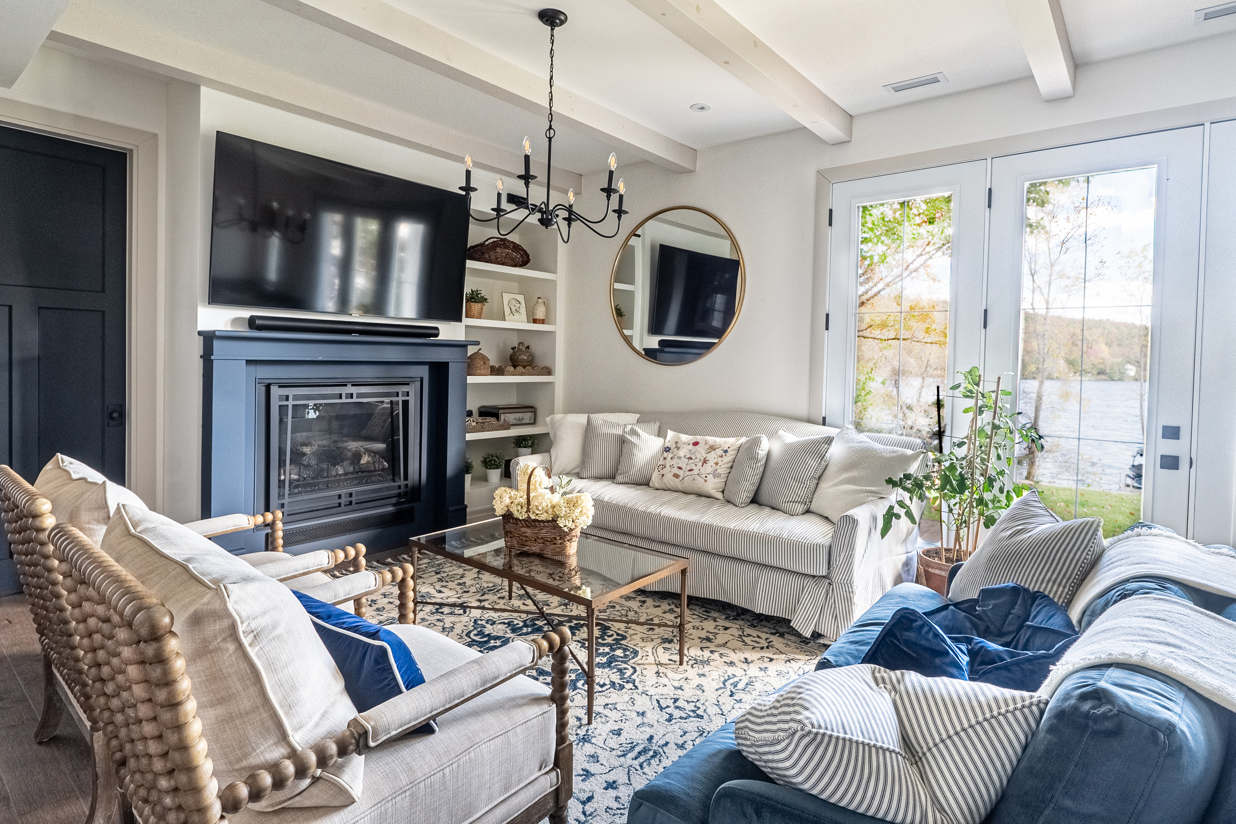 Salon rez-de-jardin avec vue sur le lac