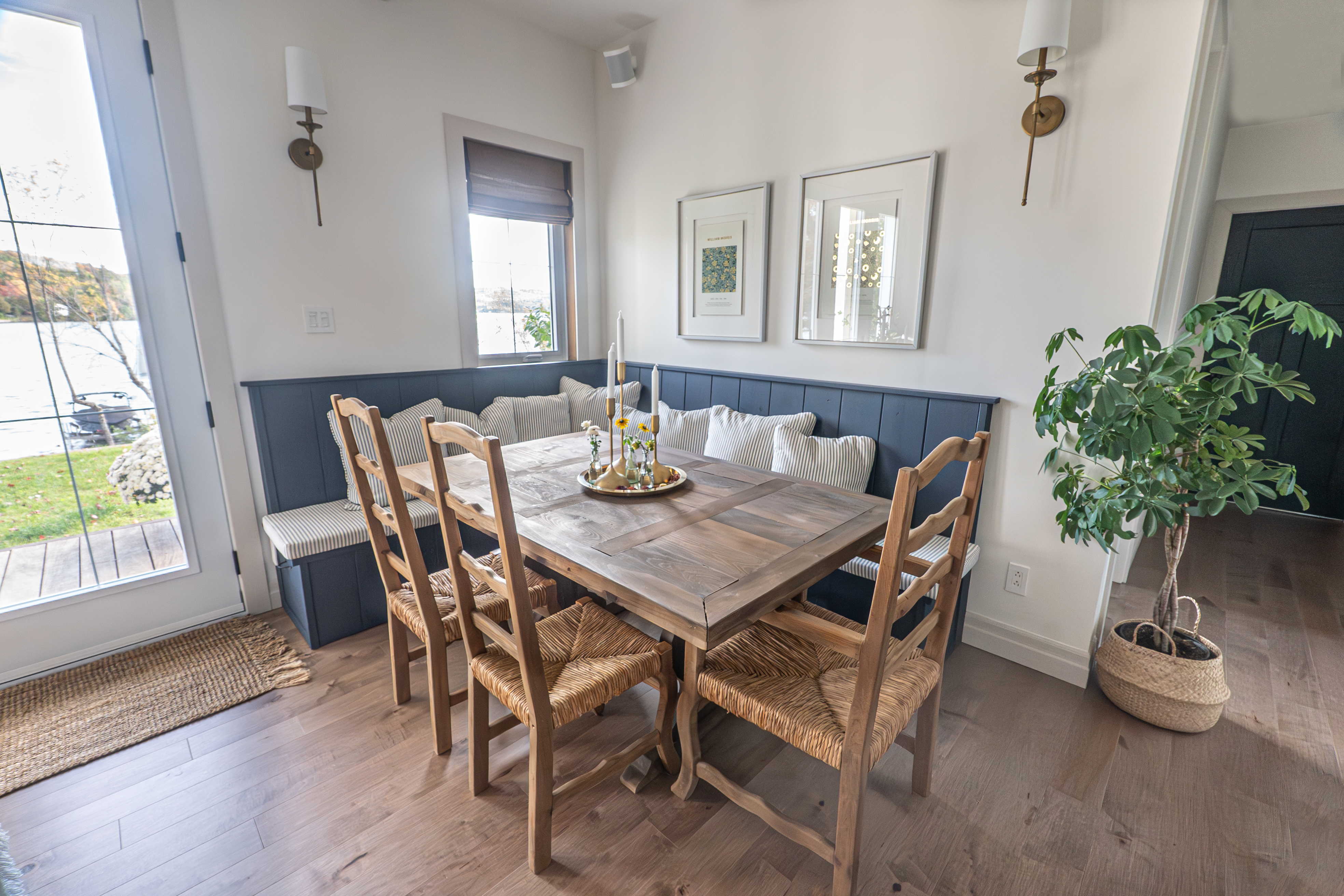 Salon rez-de-jardin avec vue sur le lac