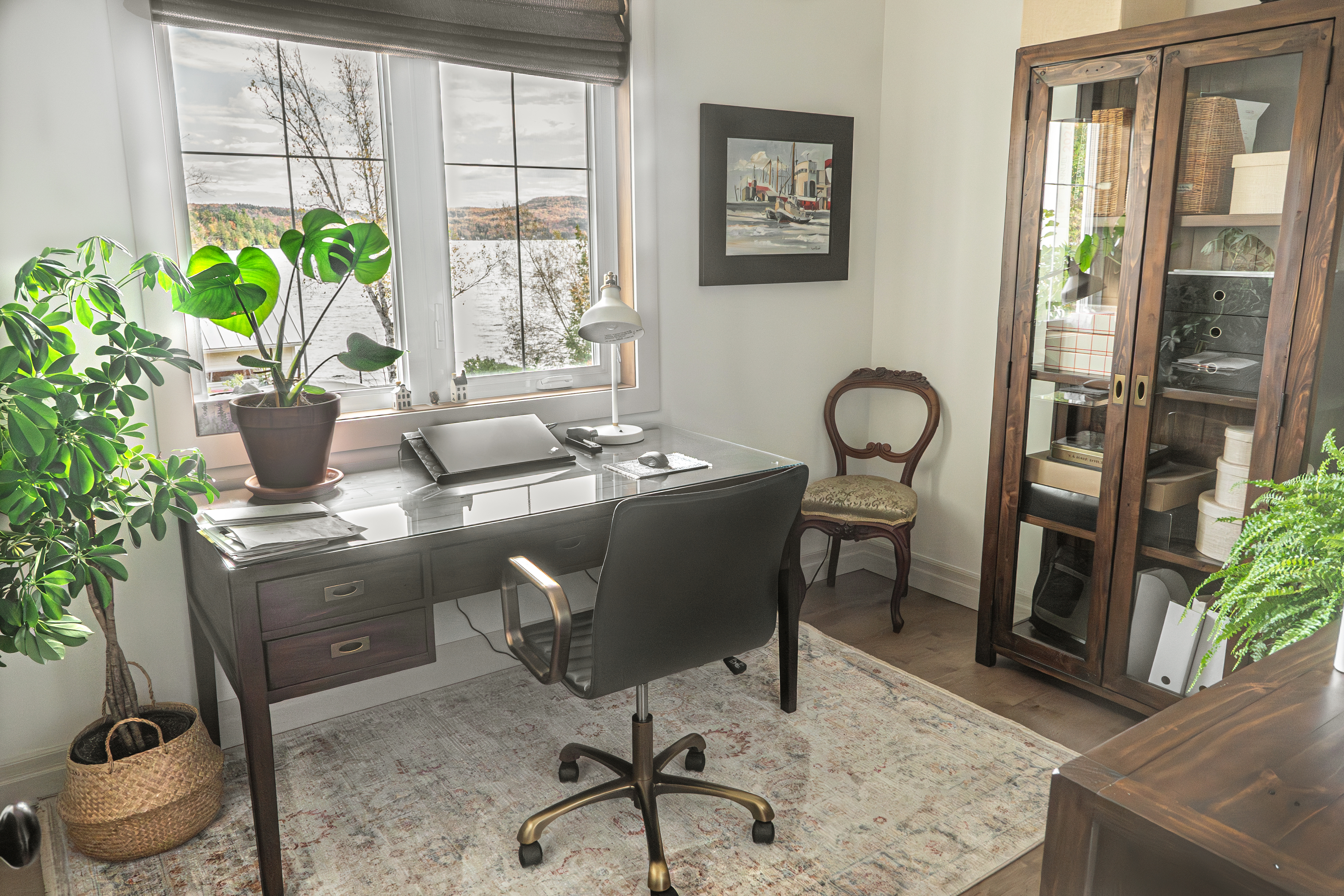 Salon rez-de-jardin avec vue sur le lac