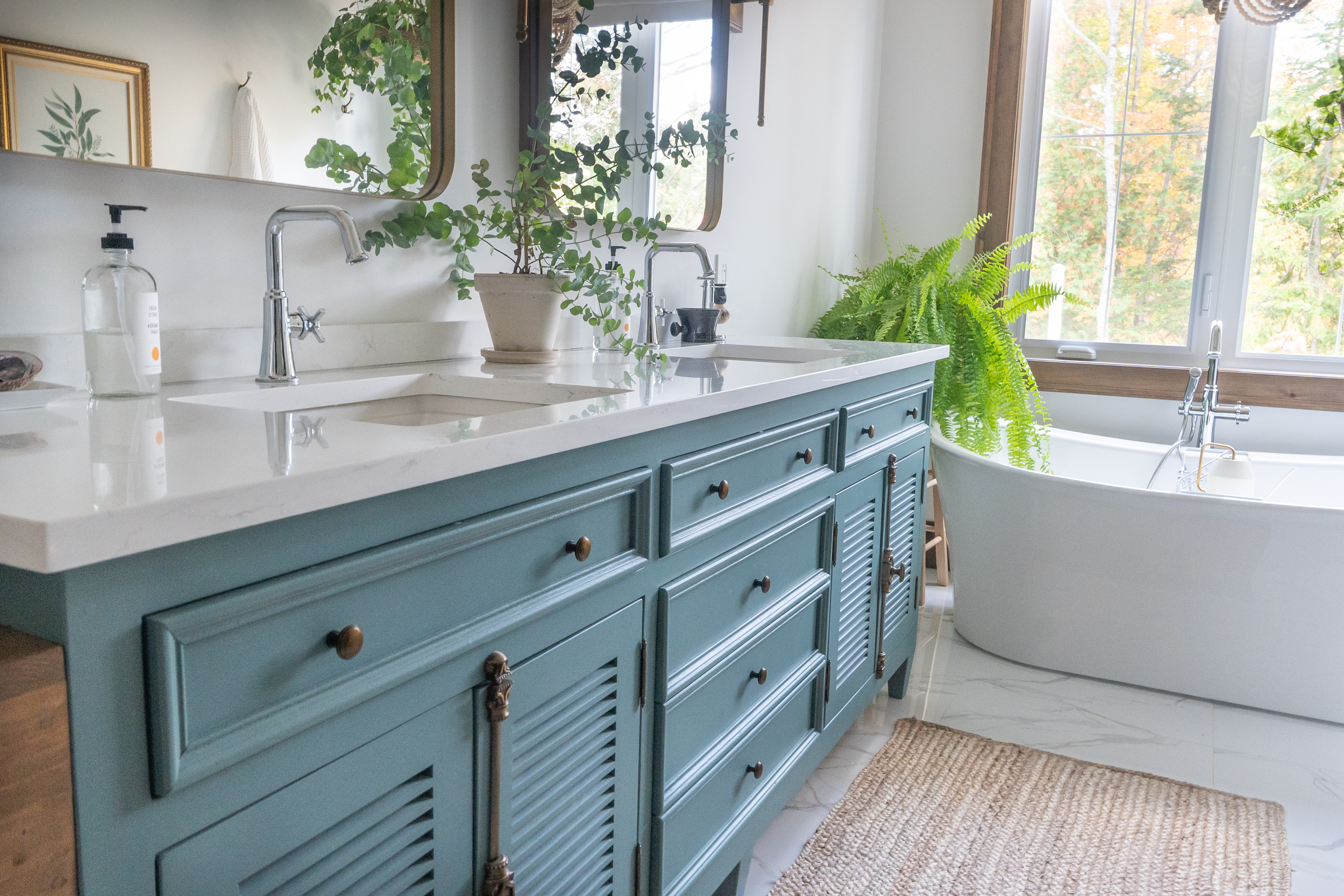 Salles de bain intemporelles avec rangements secrets