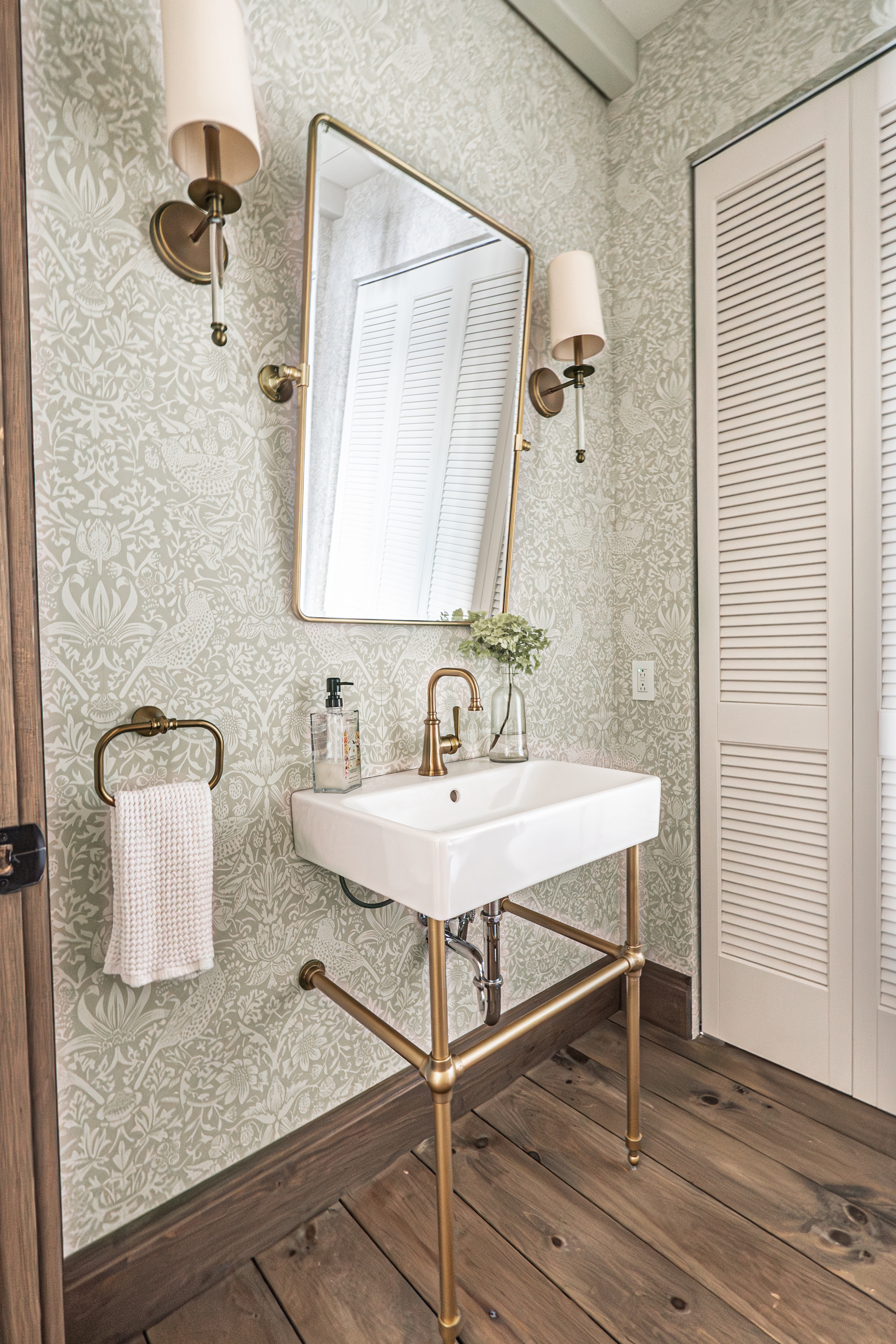 Salles de bain intemporelles avec rangements secrets