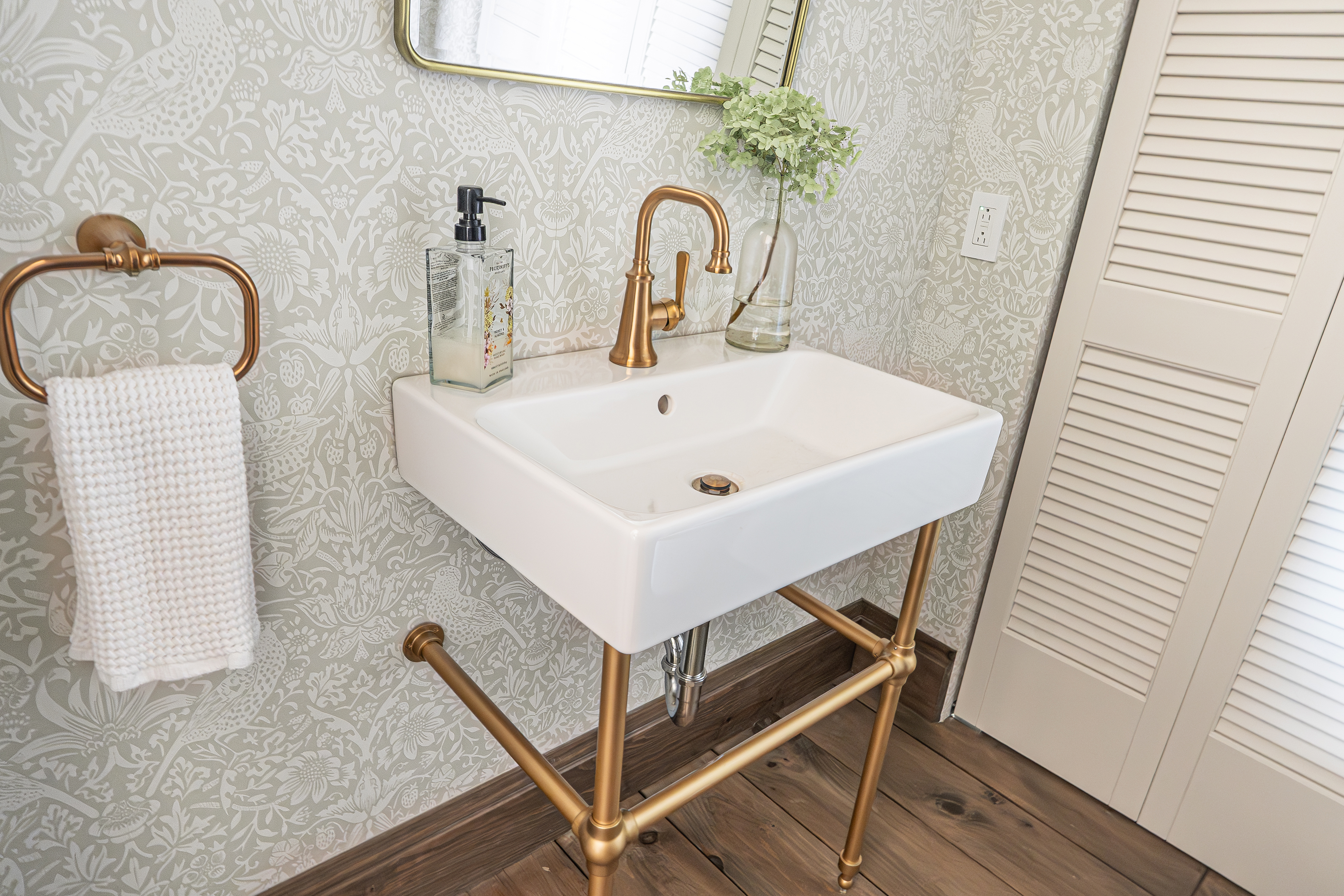 Salles de bain intemporelles avec rangements secrets