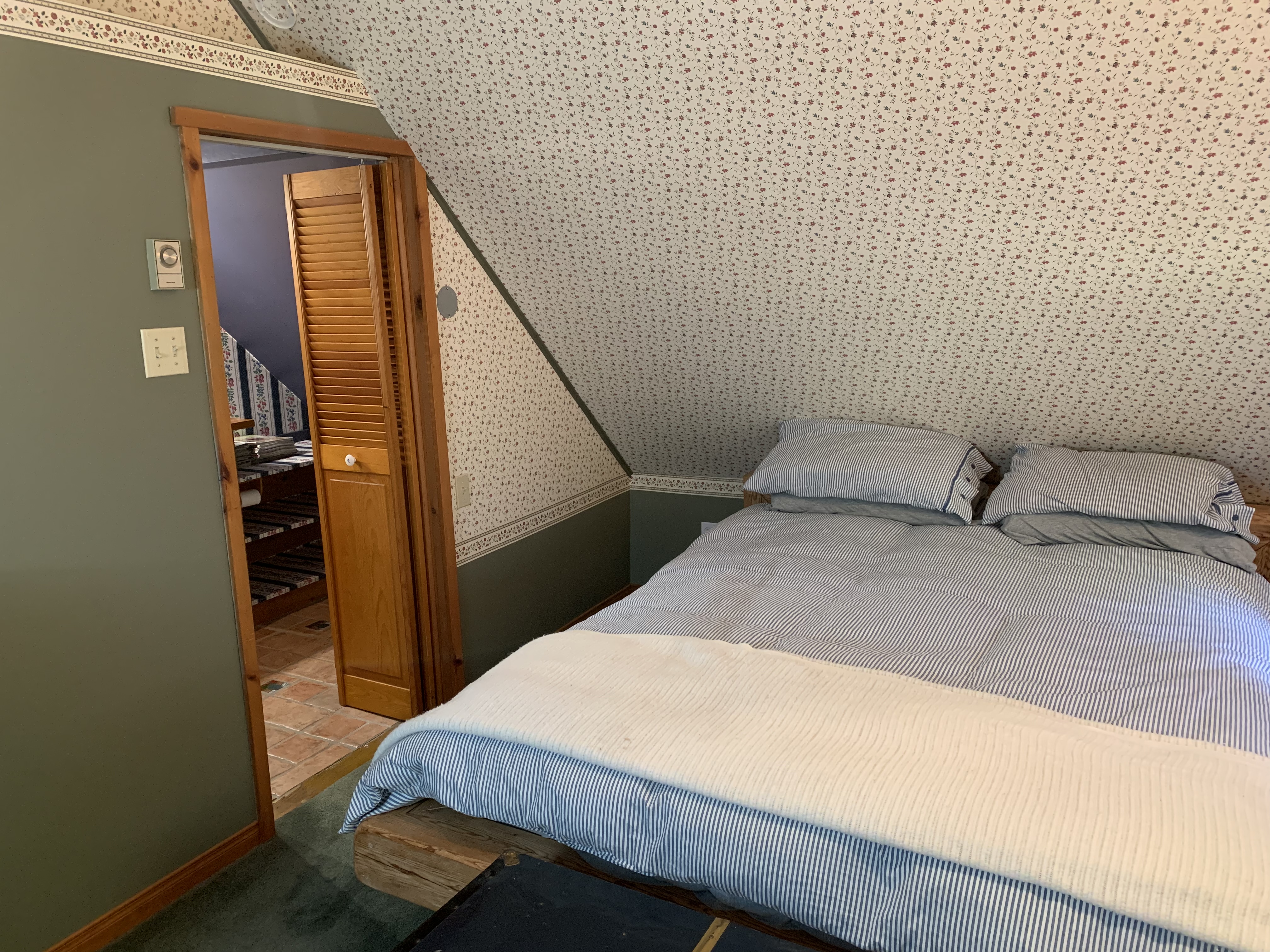 Chambres d'amis et salle de bain restaurées à l'ancienne