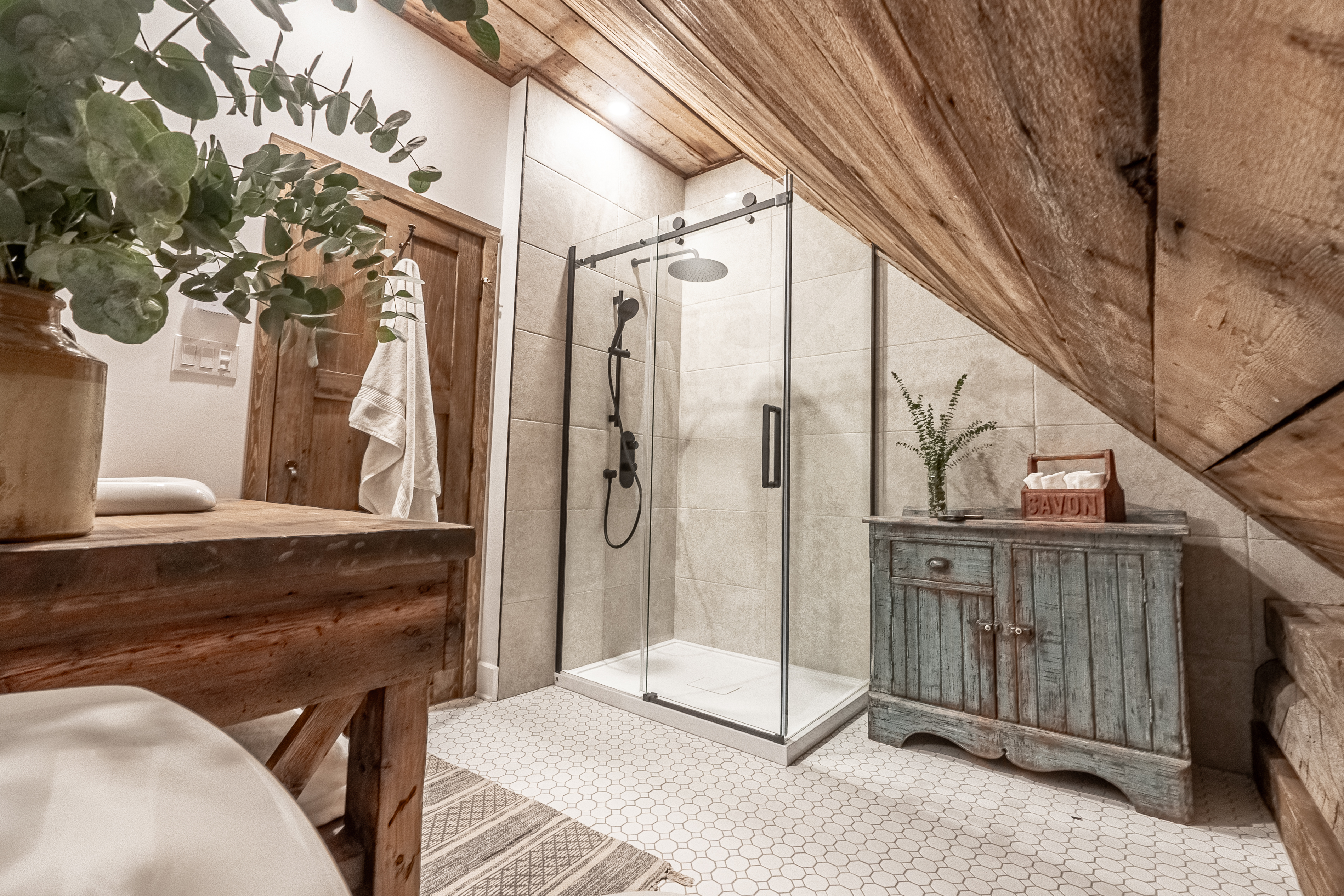 Chambres d'amis et salle de bain restaurées à l'ancienne